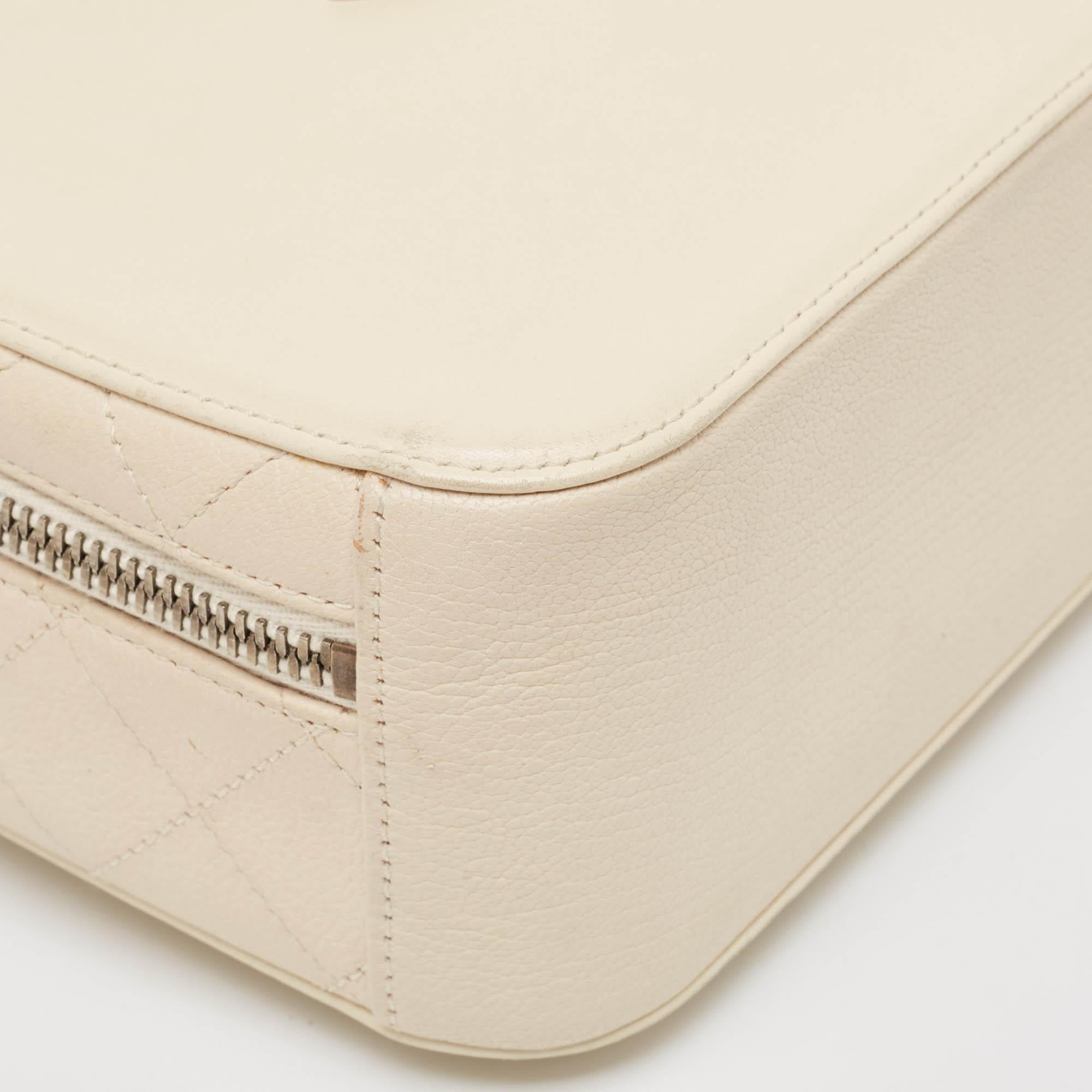 Chanel Off White Quilted Leather Coco Curve Vanity Case Bag For Sale 4