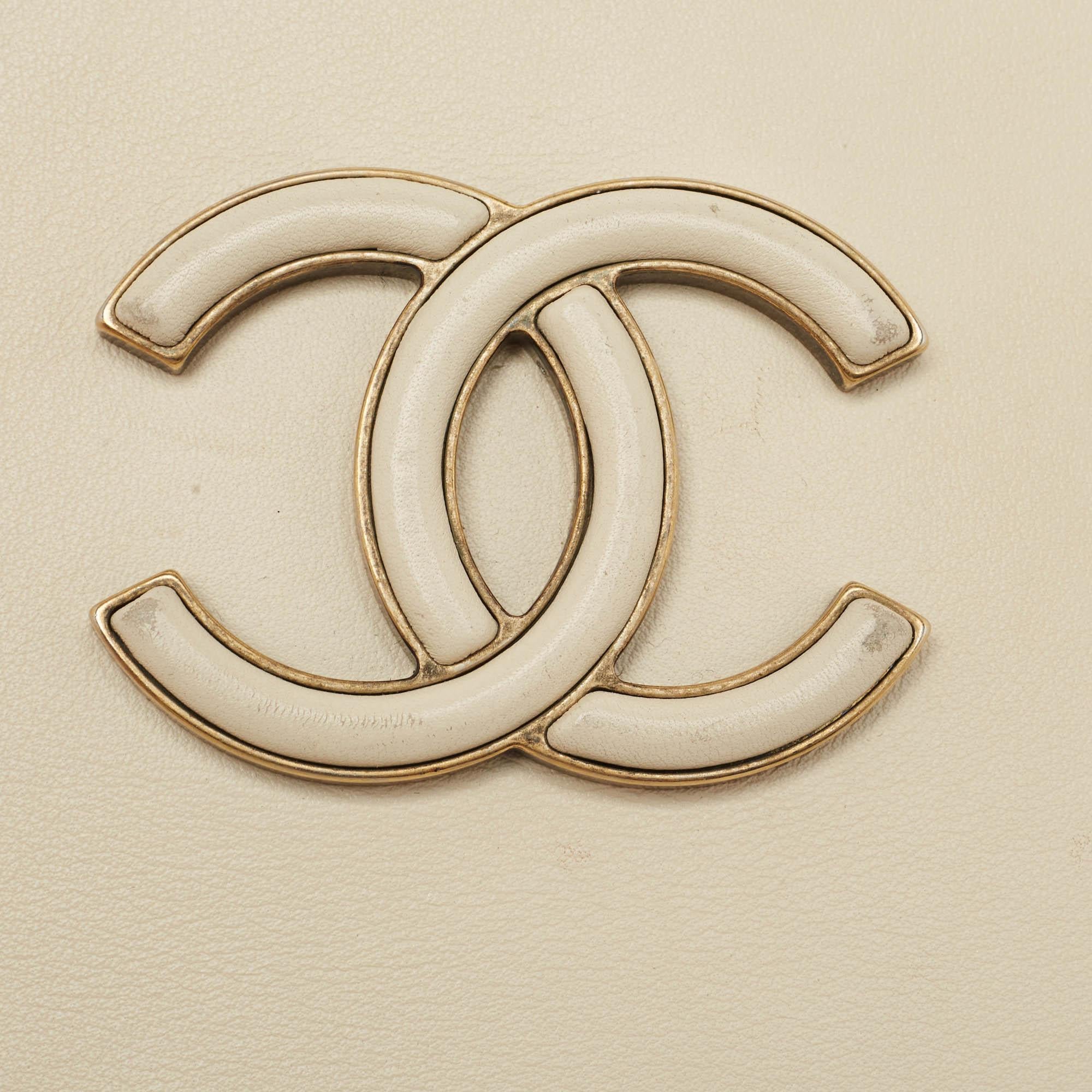 Chanel Coco Curve Waschtischtasche aus gestepptem Leder in gebrochenem Weiß im Angebot 5