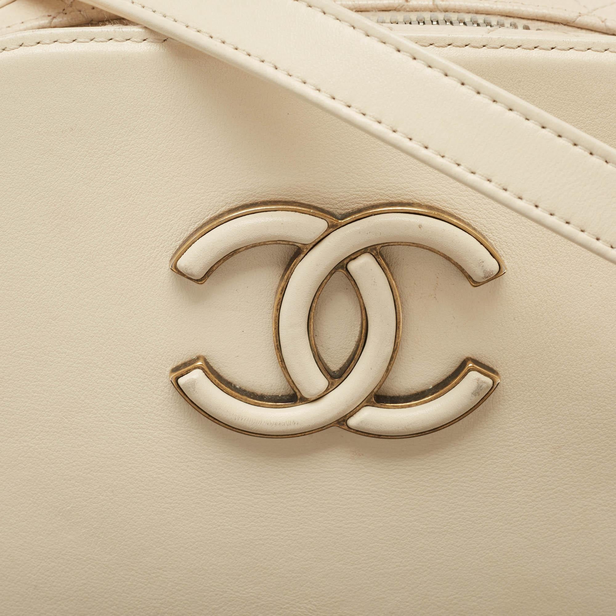Chanel Off White Quilted Leather Coco Curve Vanity Case Bag For Sale 5