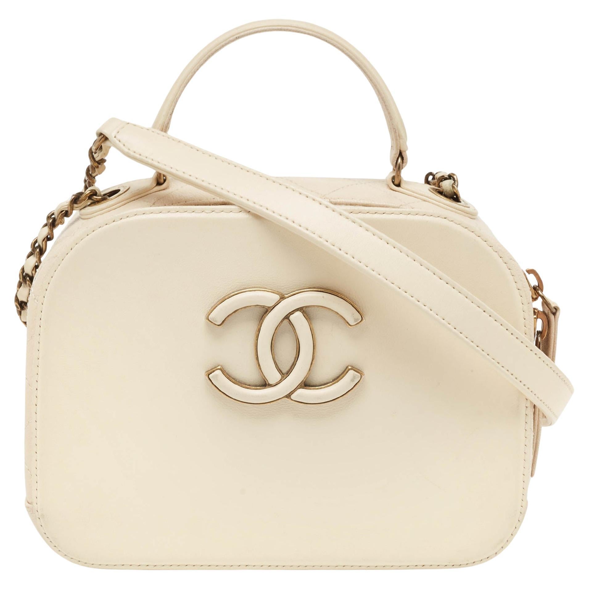 Chanel Coco Curve Waschtischtasche aus gestepptem Leder in gebrochenem Weiß im Angebot