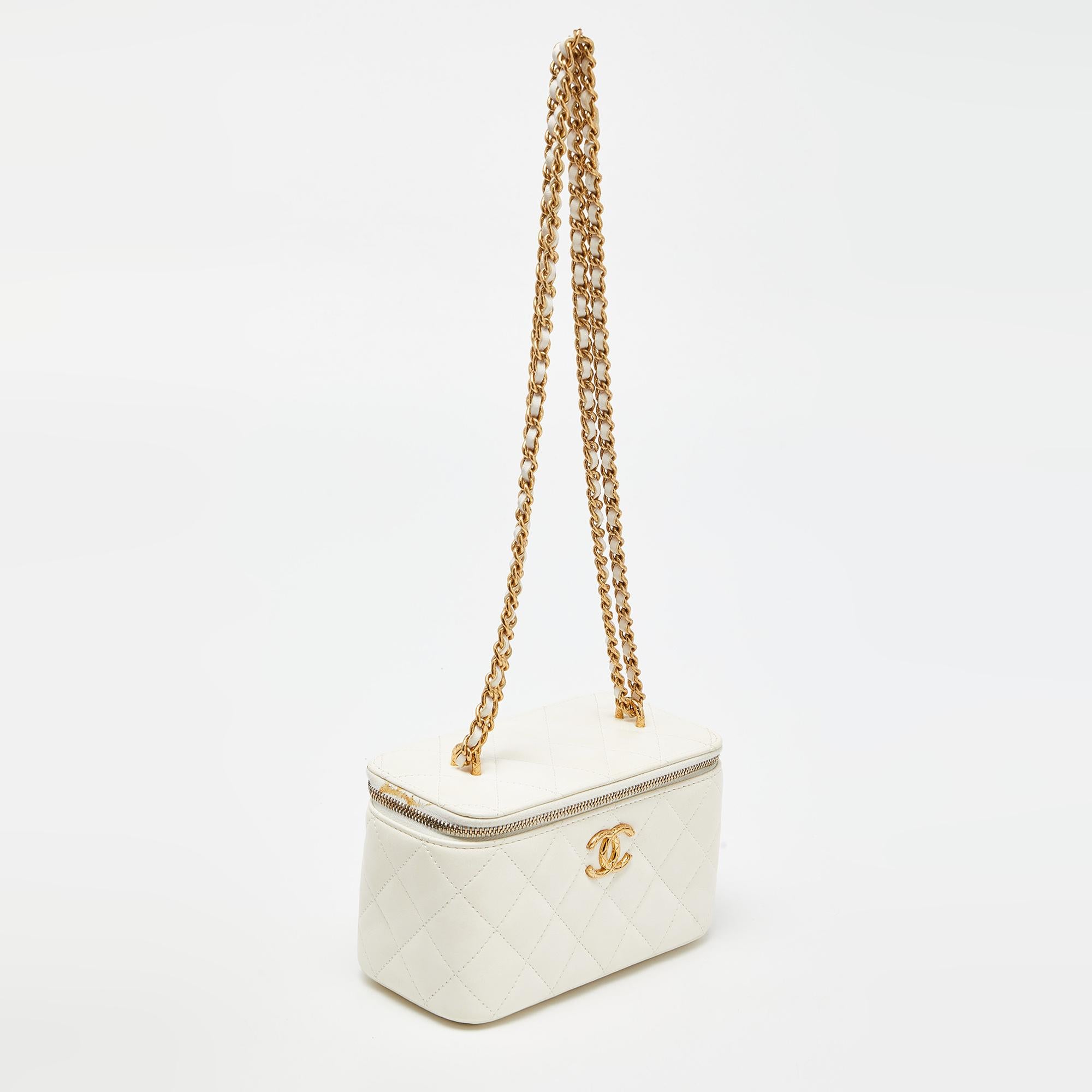 Chanel Off White Quilted Leather Vanity Case Chain Bag In Excellent Condition In Dubai, Al Qouz 2