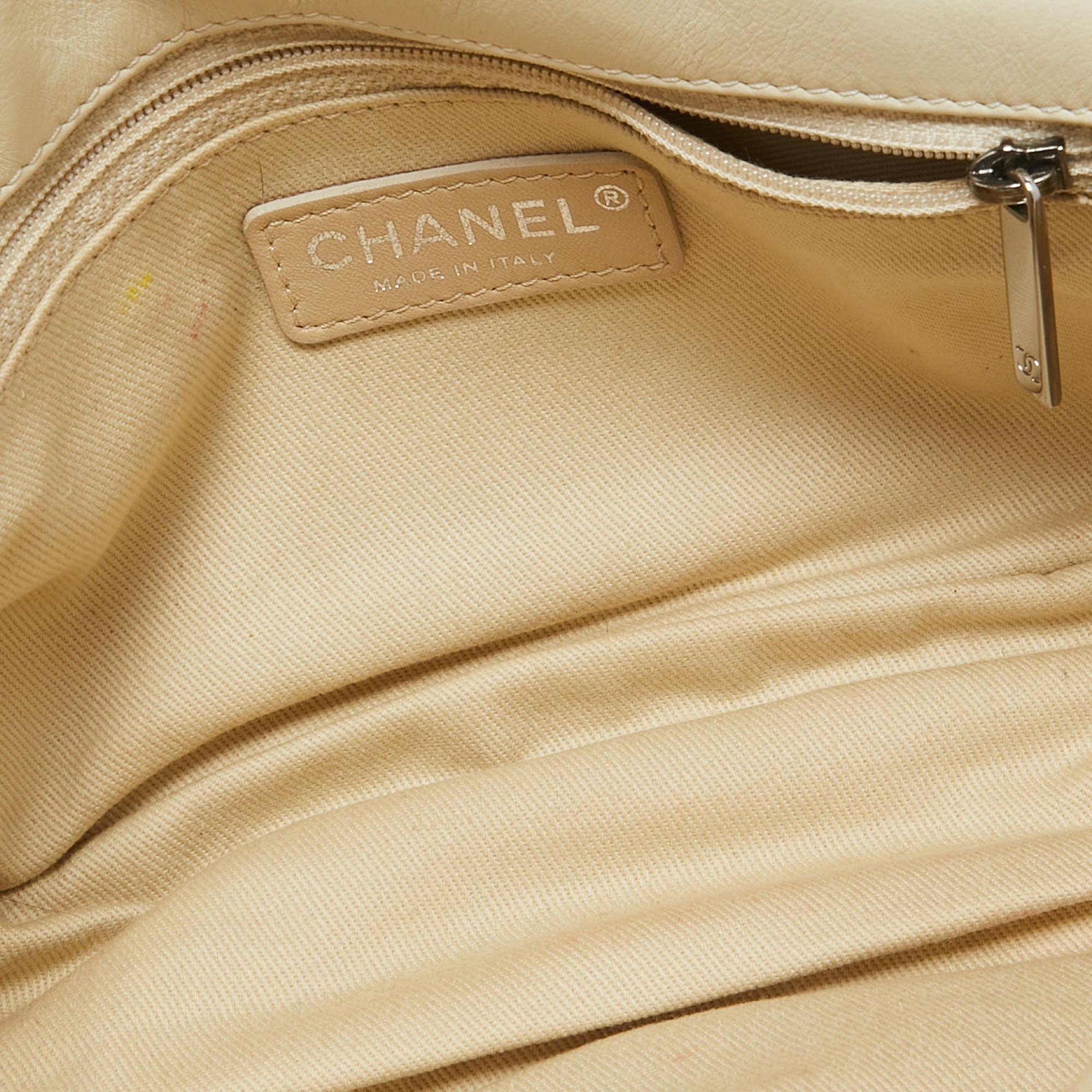 Chanel sac à rabat extensible en cuir matelassé blanc cassé 6