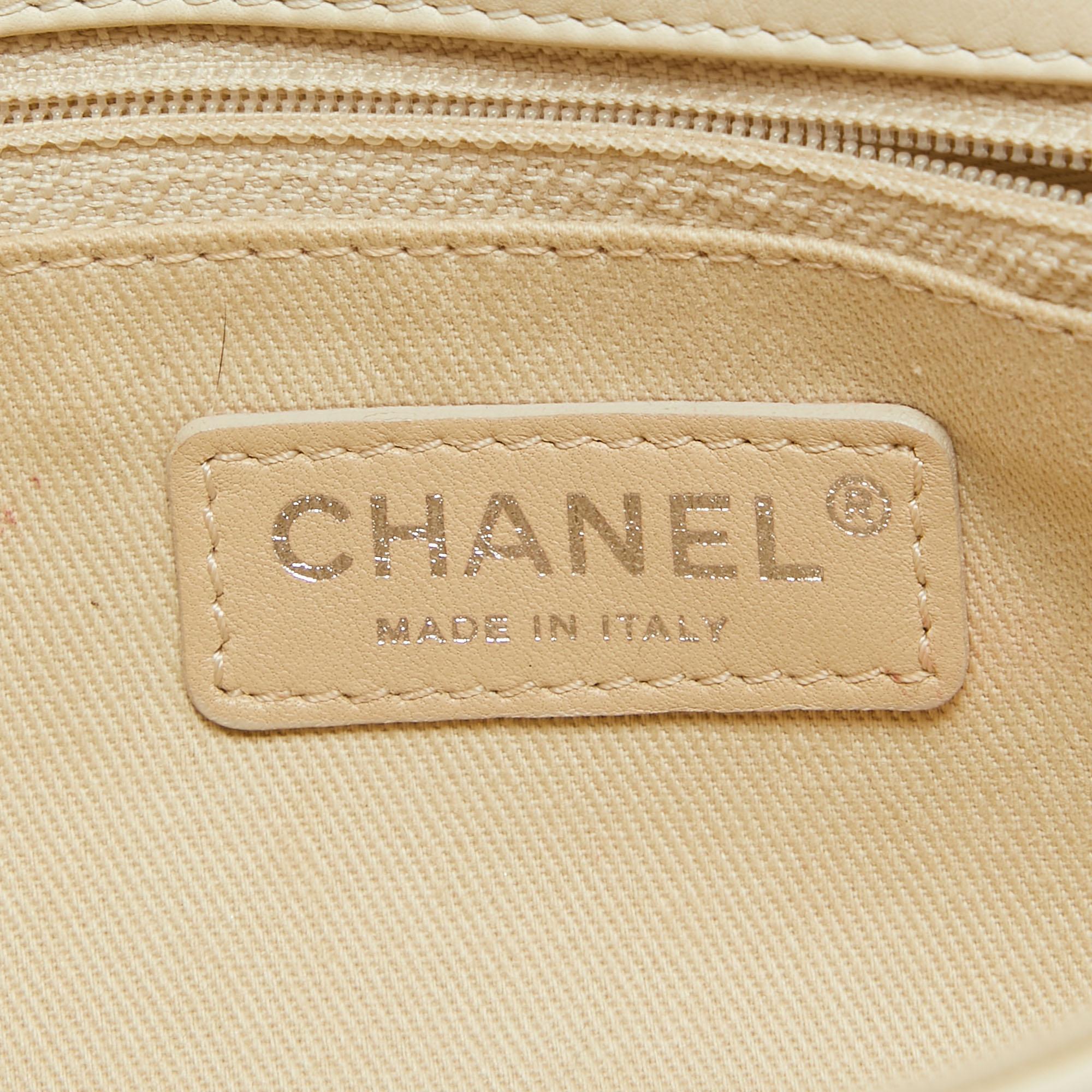 Chanel sac à rabat extensible en cuir matelassé blanc cassé 7