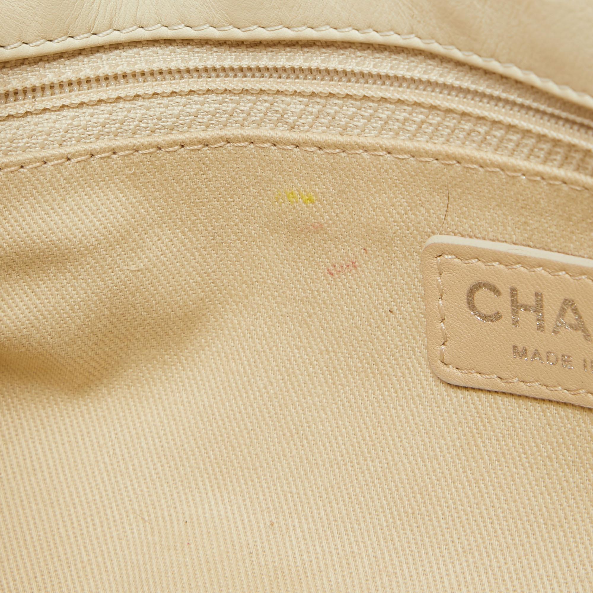 Chanel sac à rabat extensible en cuir matelassé blanc cassé 8