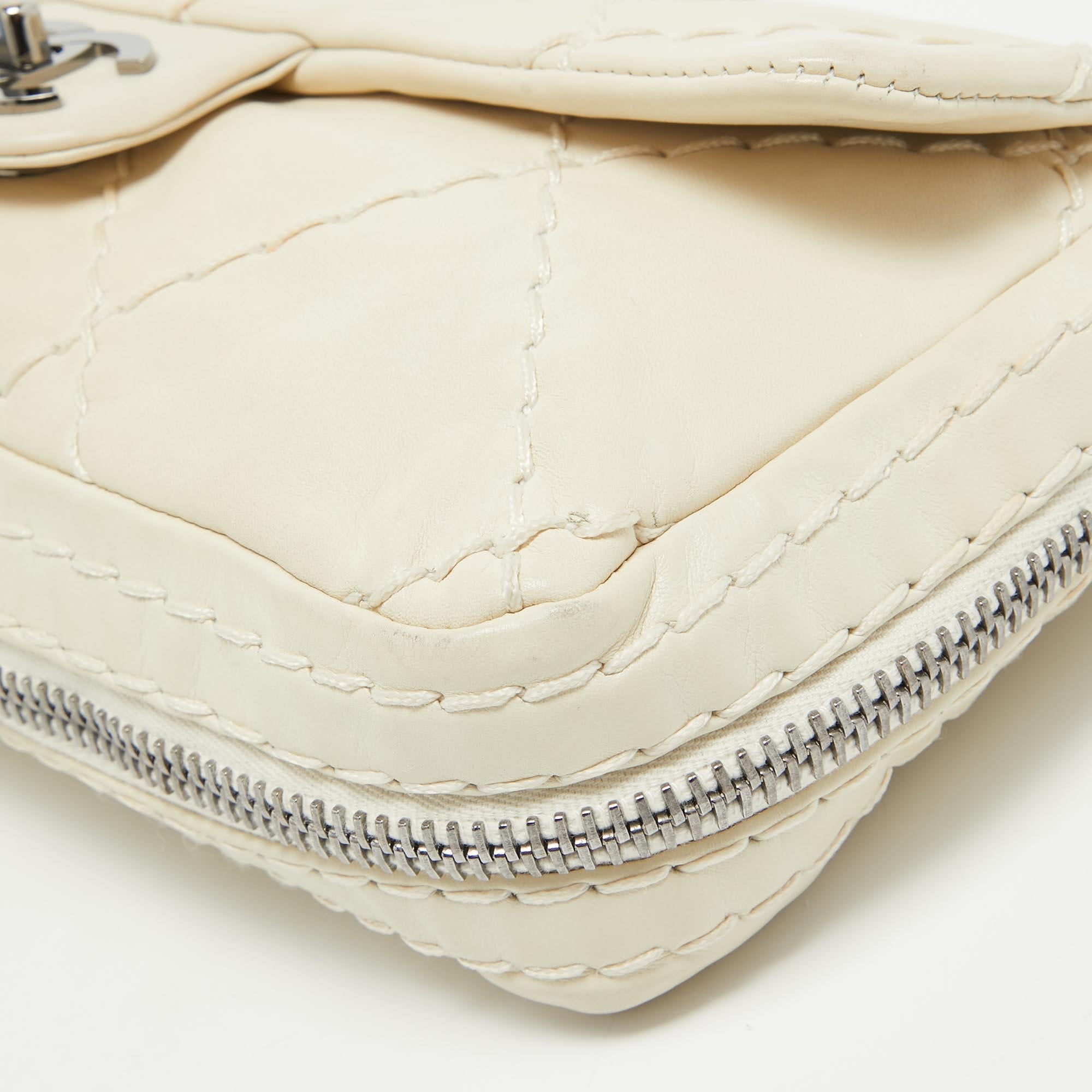 Chanel sac à rabat extensible en cuir matelassé blanc cassé 3