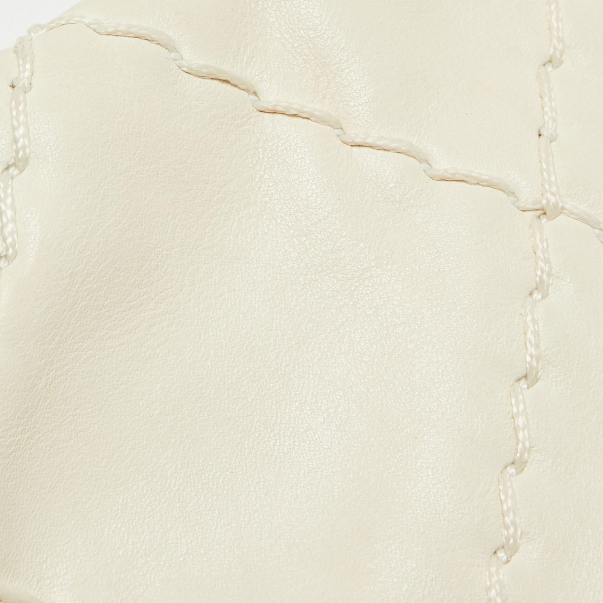 Chanel sac à rabat extensible en cuir matelassé blanc cassé 5