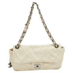 Chanel sac à rabat extensible en cuir matelassé blanc cassé