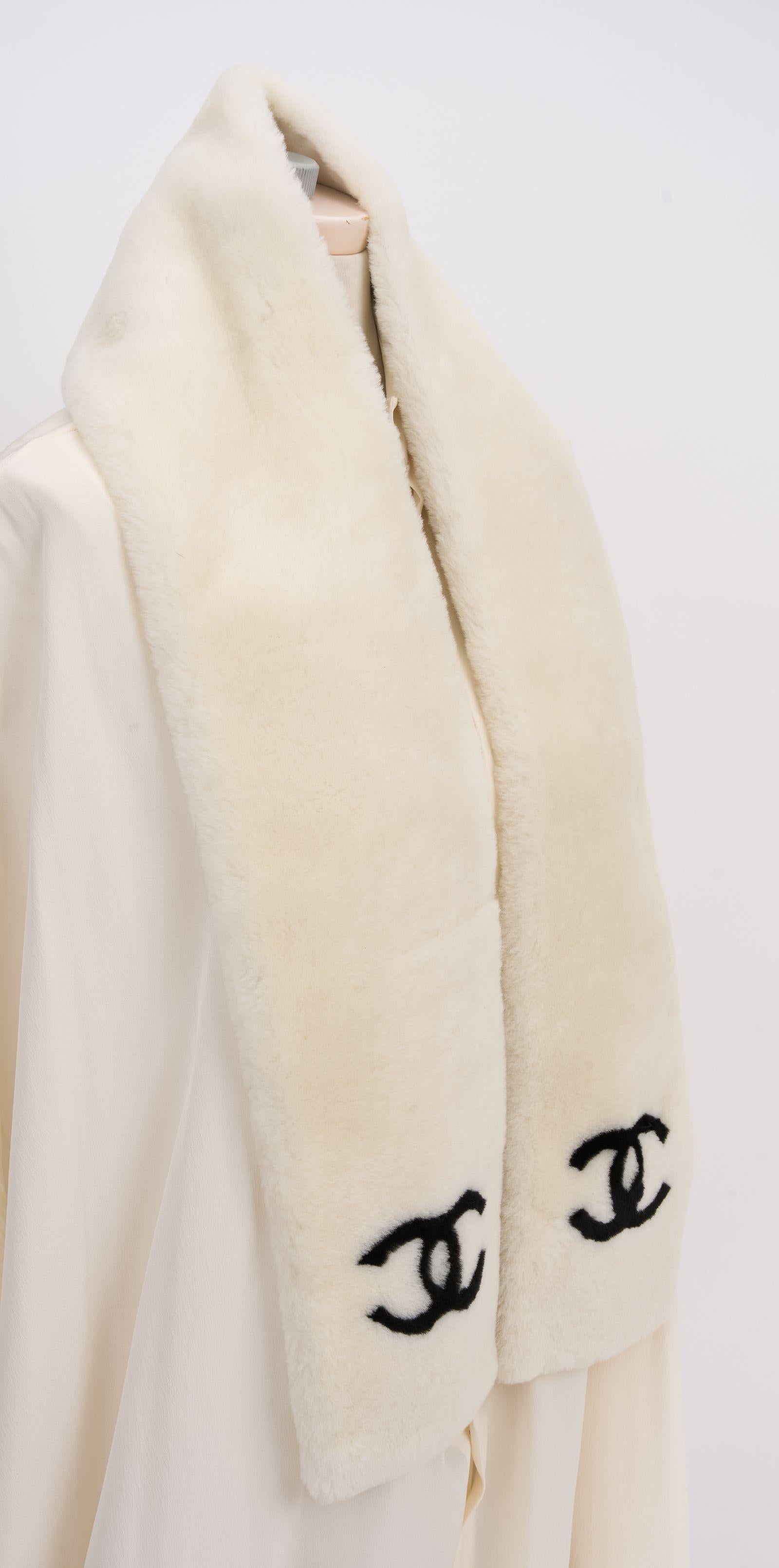 Chanel new off white sheepskin scarf with black CC logo in contrast. Cashmere lining. Brand new in unused condition.