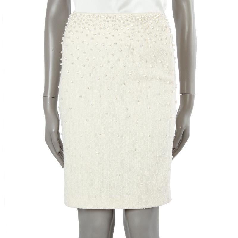 100% authentic Chanel straight knee-length skirt in off-white wool (34%), nylon (28%), rayon 22%), and cotton (16%). With scattered pearl beads. Closes with invisible back zipper. Lined in off-white silk (100%). Has been worn and is in excellent
