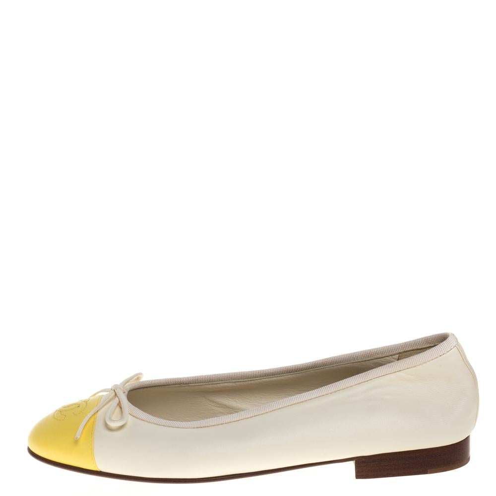 A pair of chic ballet flats for you to elevate your style! These Chanel flats come crafted from off white and yellow leather and feature cap toes with the iconic CC logo and delicate bows detailed on the uppers. They come equipped with comfortable