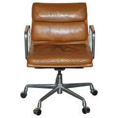 Chaise de bureau en cuir cognac Eames Ea217 de Herman Miller pour Chanel, 1991