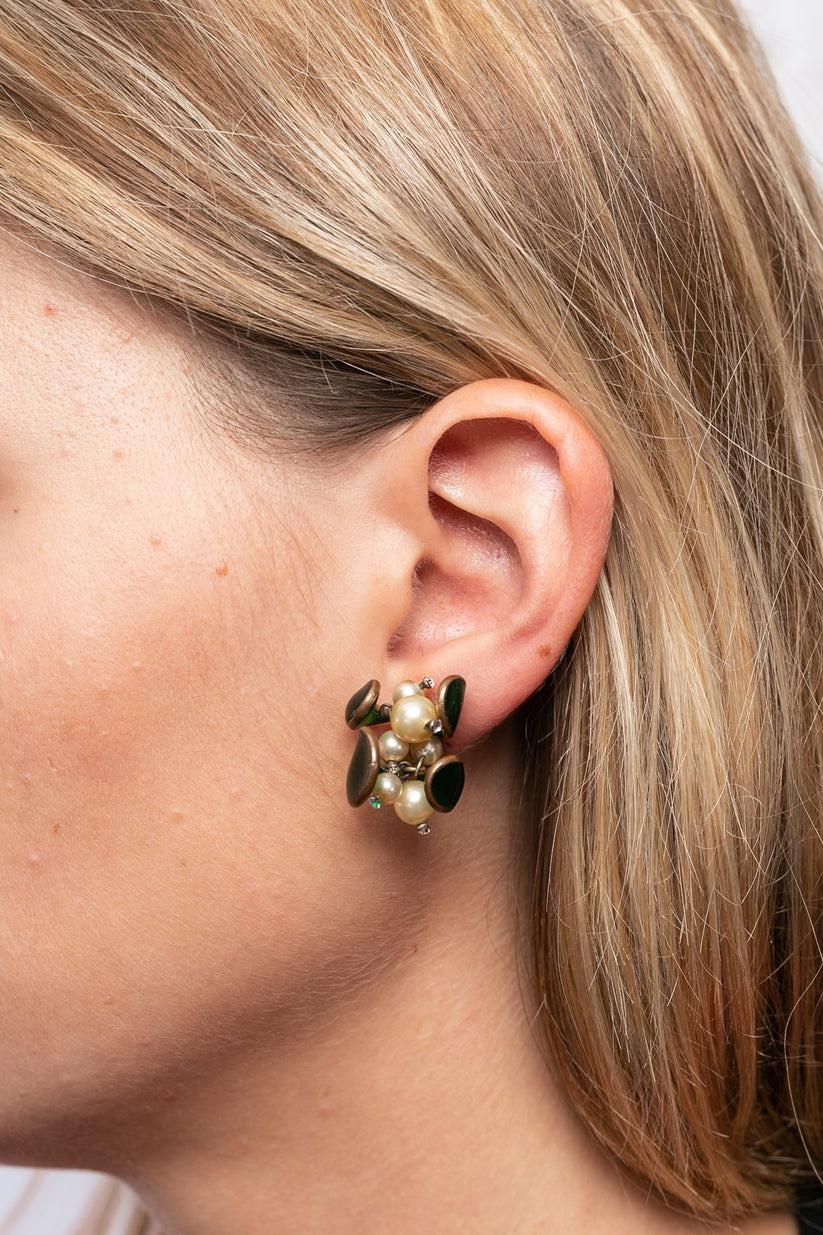 Chanel - (zugeschrieben) Altgoldene Ohrringe aus Metall und Glaspaste, verziert mit Kunstperlen. Nicht unterzeichnet. Werkstatt Gripoix wahrscheinlich für Chanel.

Zusätzliche Informationen:
Zustand: Sehr guter Vintage-Zustand. Teilweise