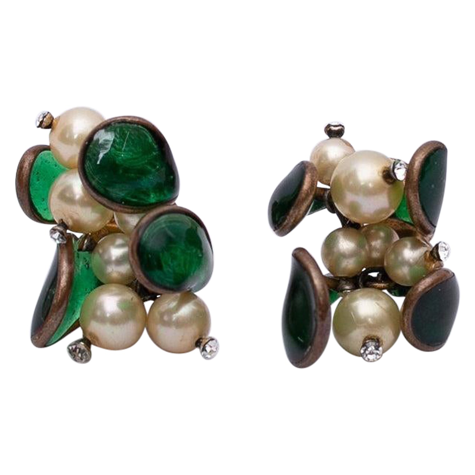 Boucles d'oreilles Chanel en métal doré ancien et pâte de verre