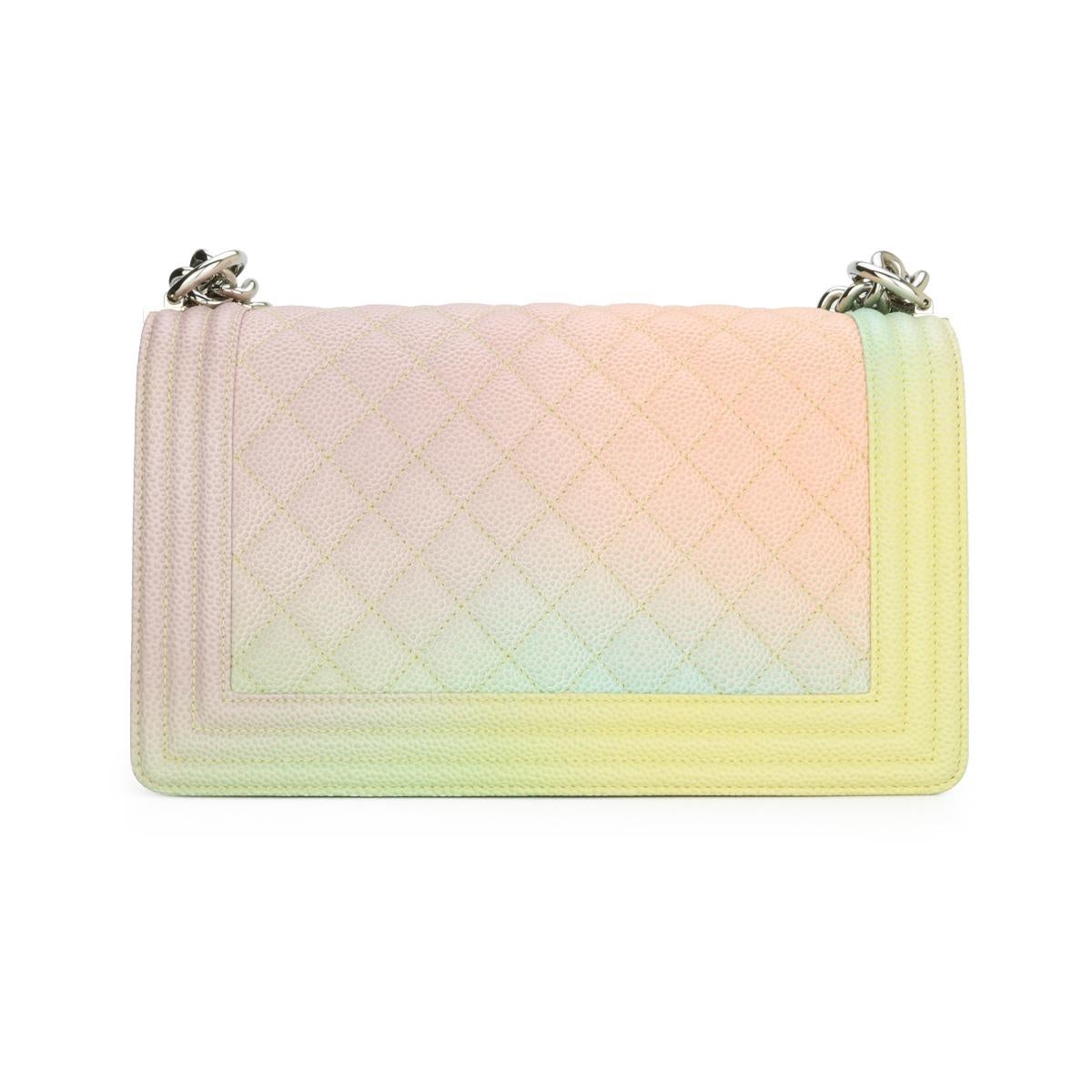 CHANEL Bolso Chico Viejo Mediano Caviar Arco Iris con Herrajes Plateados Brillantes 2018 Beige en venta