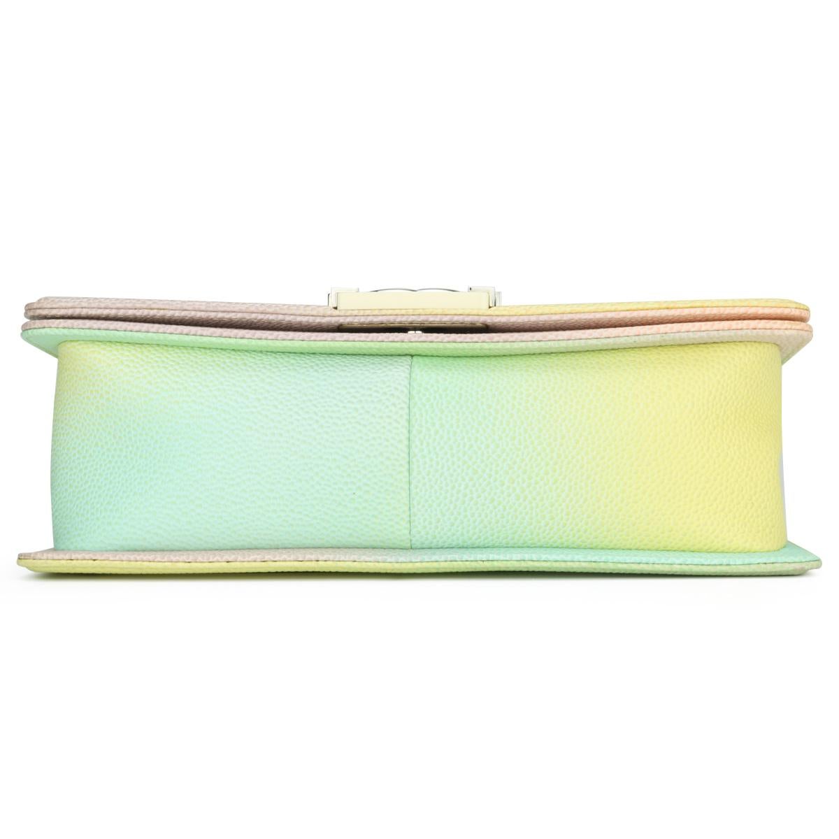CHANEL Bolso Chico Viejo Mediano Caviar Arco Iris con Herrajes Plateados Brillantes 2018 en venta 3