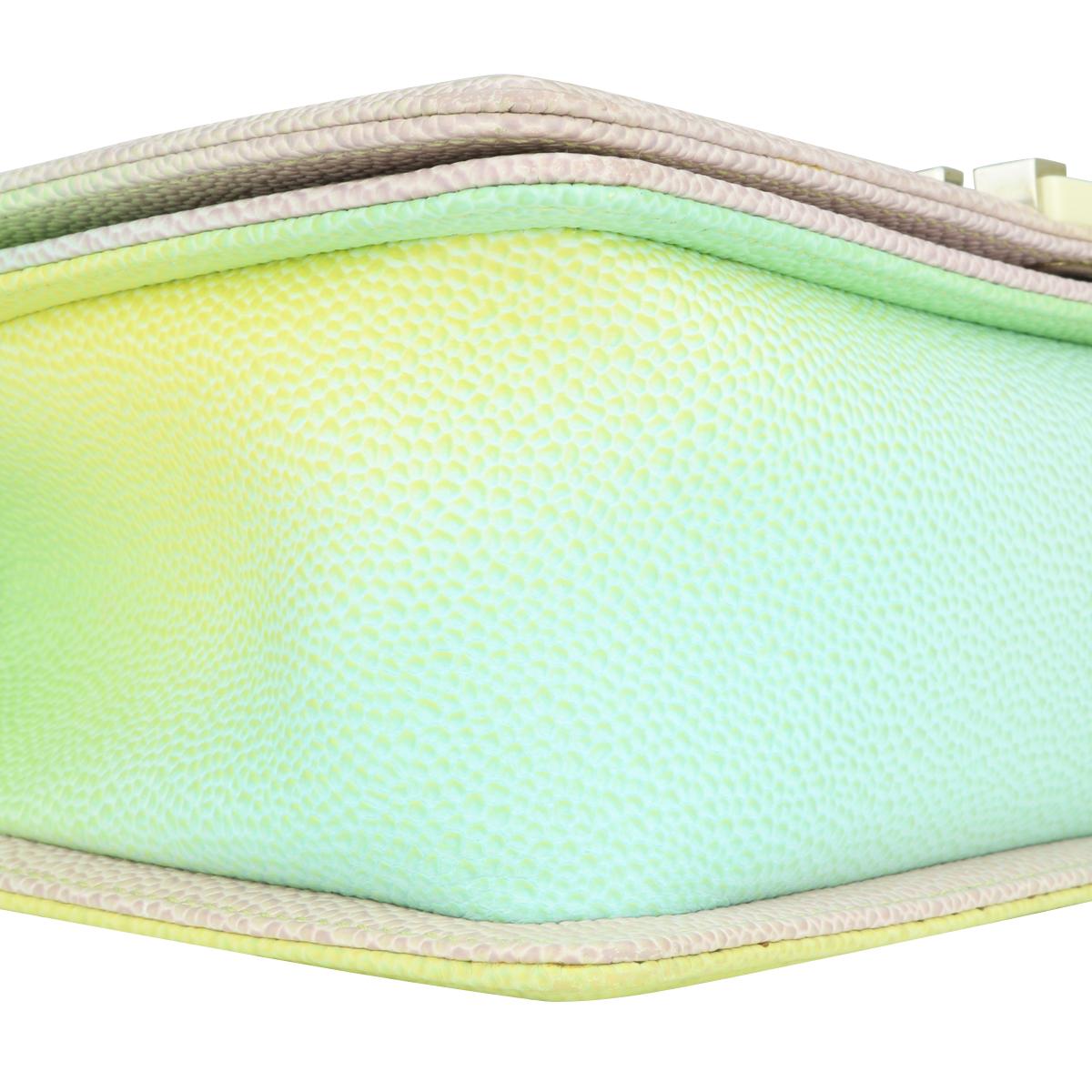CHANEL Bolso Chico Viejo Mediano Caviar Arco Iris con Herrajes Plateados Brillantes 2018 en venta 4