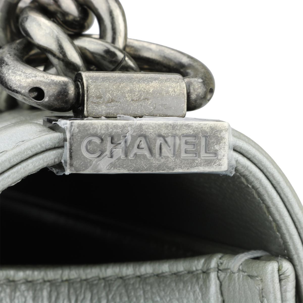 CHANEL Old Medium Chevron Boy Bag Silver Caviar with Ruthenium Hardware 2016 In Excellent Condition In Huddersfield, GB