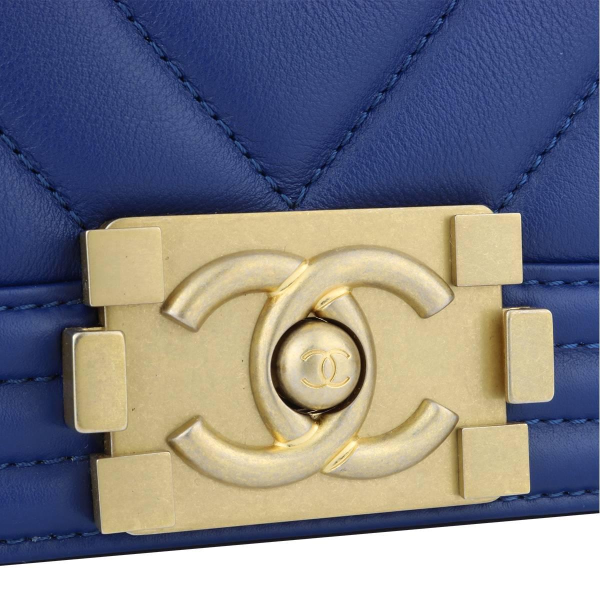 Authentic Chanel Old Medium Chevron Boy Blue Calfskin with Brushed Gold Hardware 2018.

This stunning bag is still in a pristine-brand new condition, the bag still holds its original shape and the hardware is still very clean and shiny.

Exterior