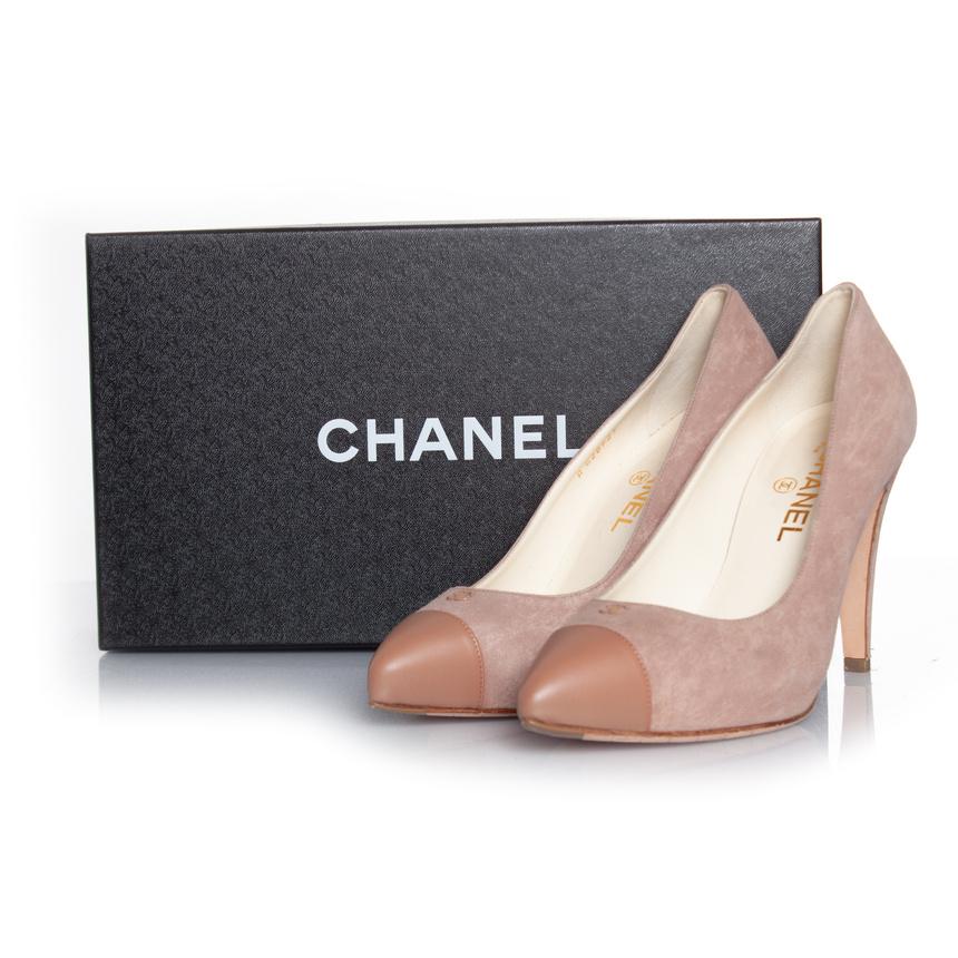 Chanel, Old pink cap toe pumps in suede and leather. The item is new - unworn. Comes with box, dustbag, booklet, ribbon and extra set of heels.

• CONDITION: new - unworn 

• SIZE: 39

• INSOLE MEASUREMENTS: 25.5 cm

• HEEL MEASUREMENTS: 10 cm