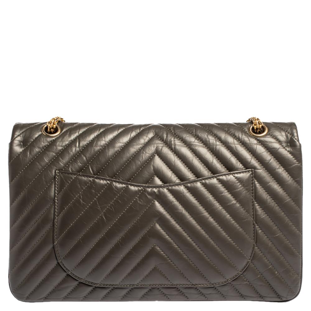 Chanel's Flap bags are iconic and noteworthy in the history of fashion. Hence, this Reissue 2.55 Classic 227 is a buy that is worth every bit of your splurge. Exquisitely crafted from green leather, it bears a chevron quilt pattern and the iconic