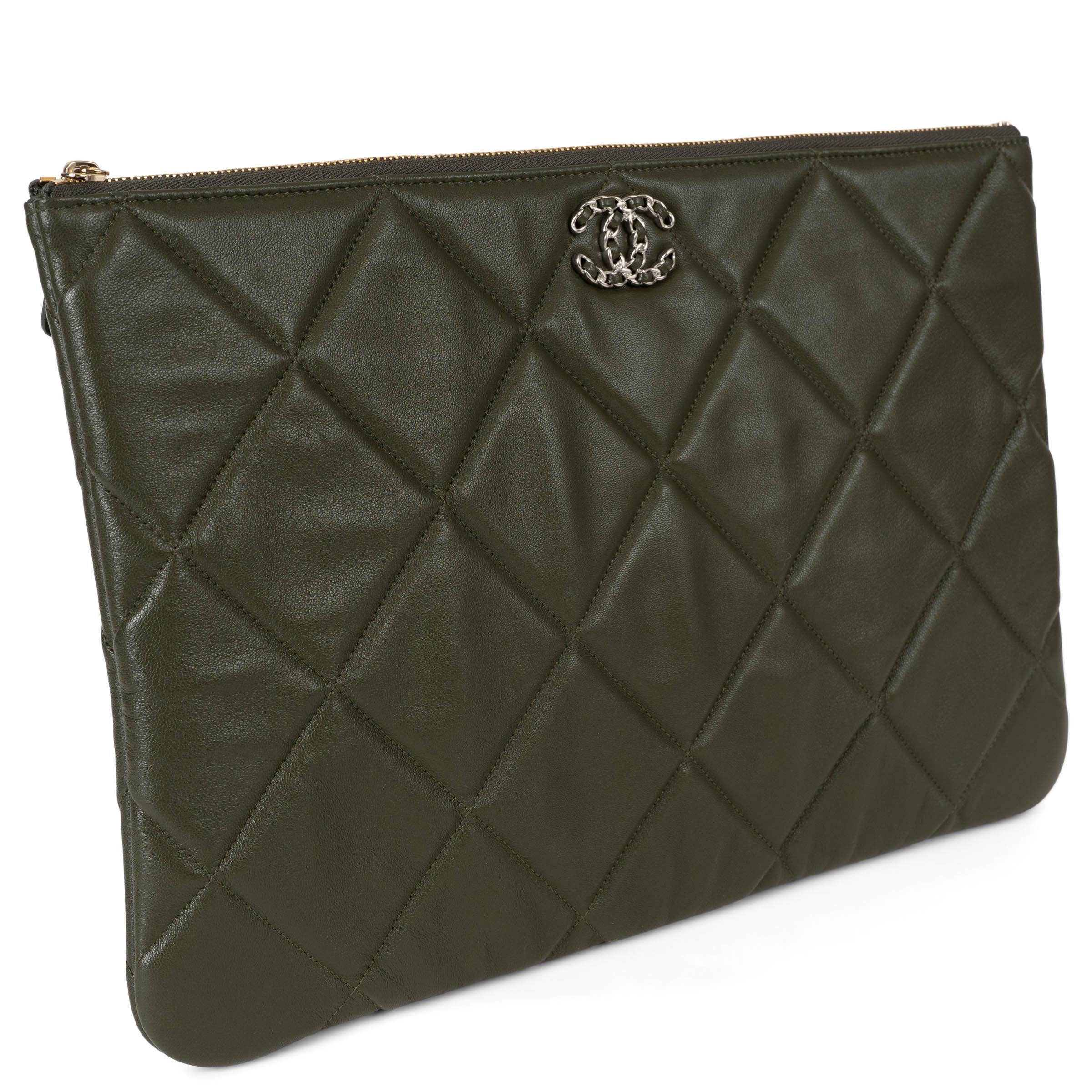Cette grande pochette Chanel 19, 100% authentique, est réalisée en cuir matelassé et rembourré vert olive. Elle est ornée du logo iconique CC en chaîne entrelacée de cuir, pour une signature audacieuse. Ce modèle spacieux s'ouvre par une fermeture à