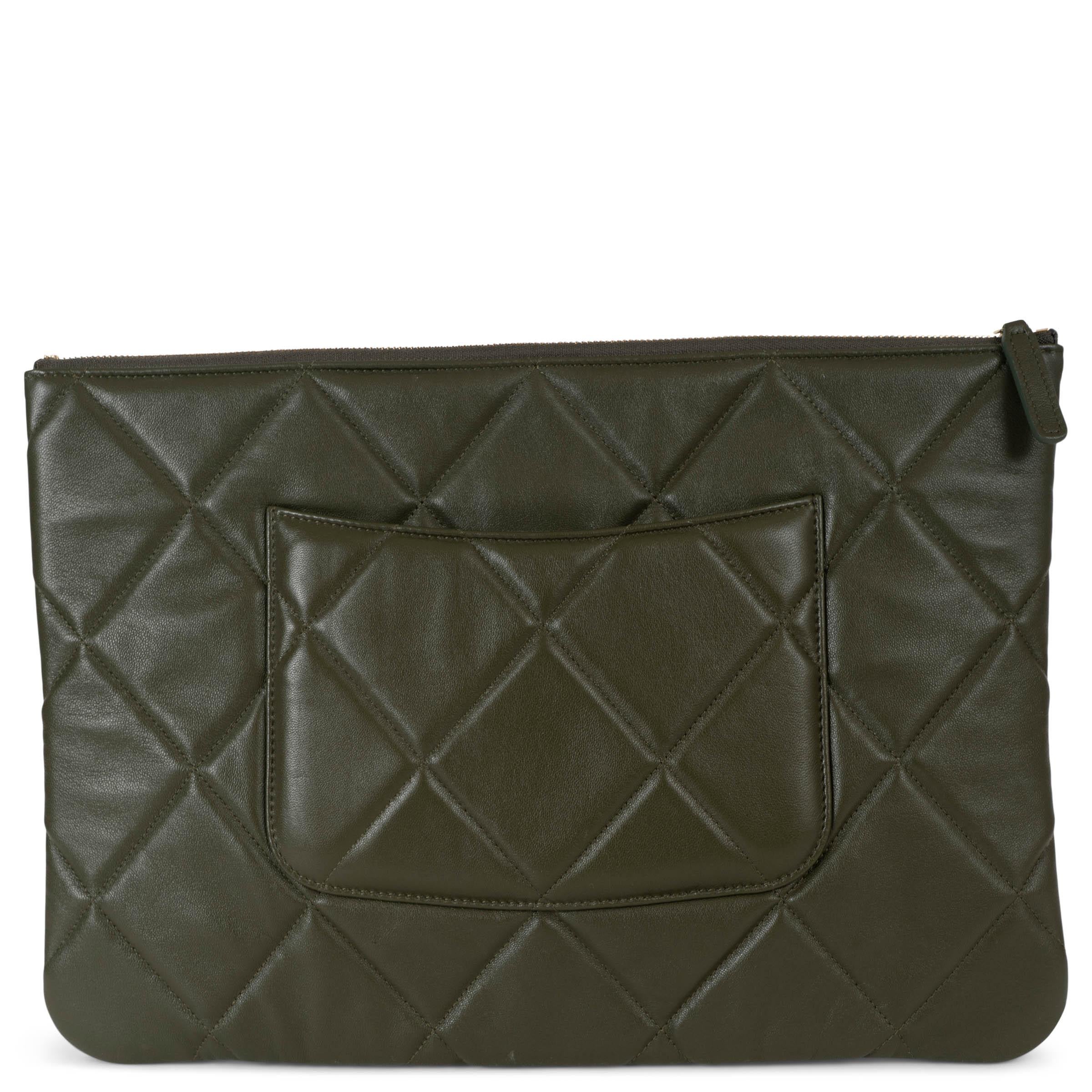 Noir CHANEL sac 19 LARGE POUCH en cuir vert olive en vente