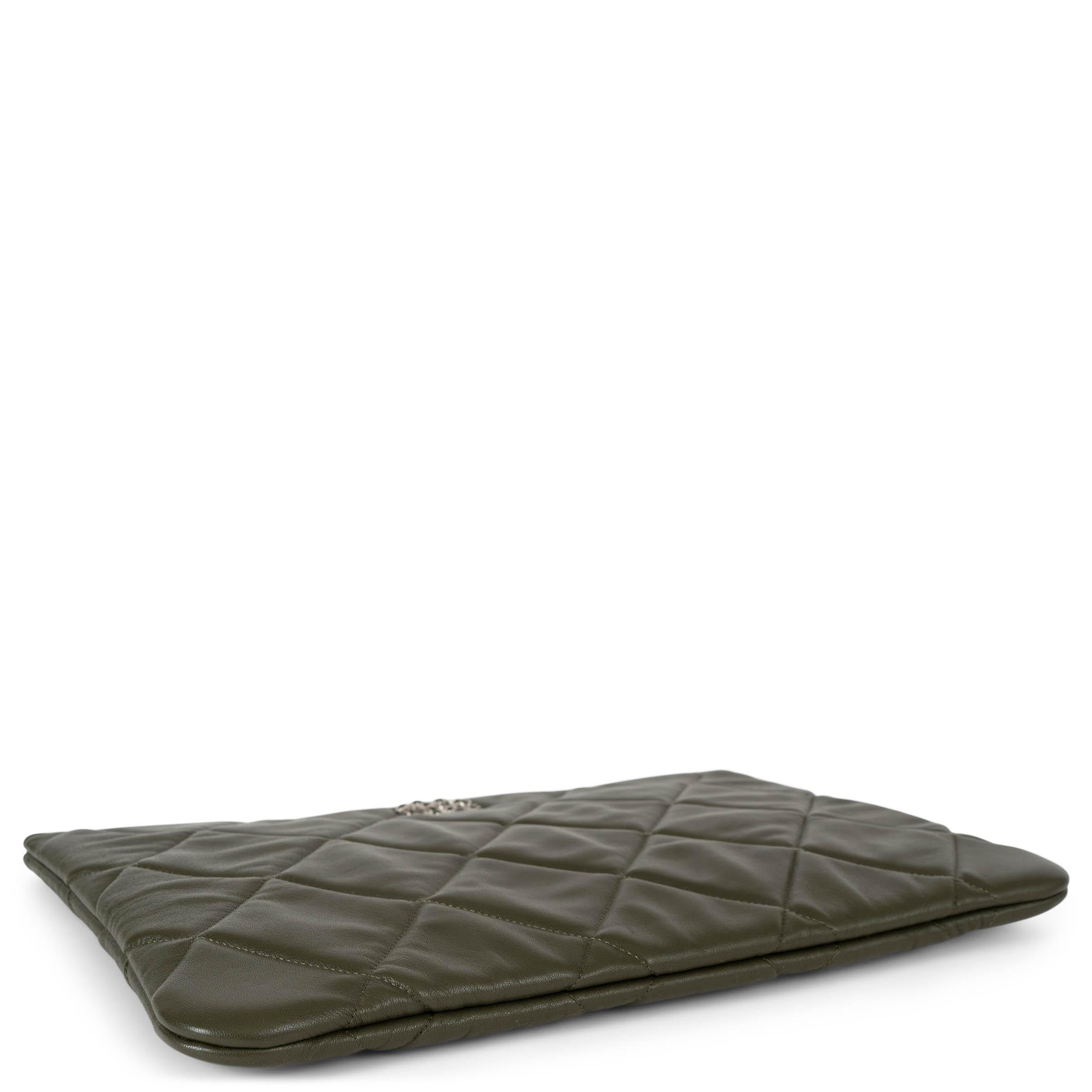 CHANEL sac 19 LARGE POUCH en cuir vert olive Pour femmes en vente