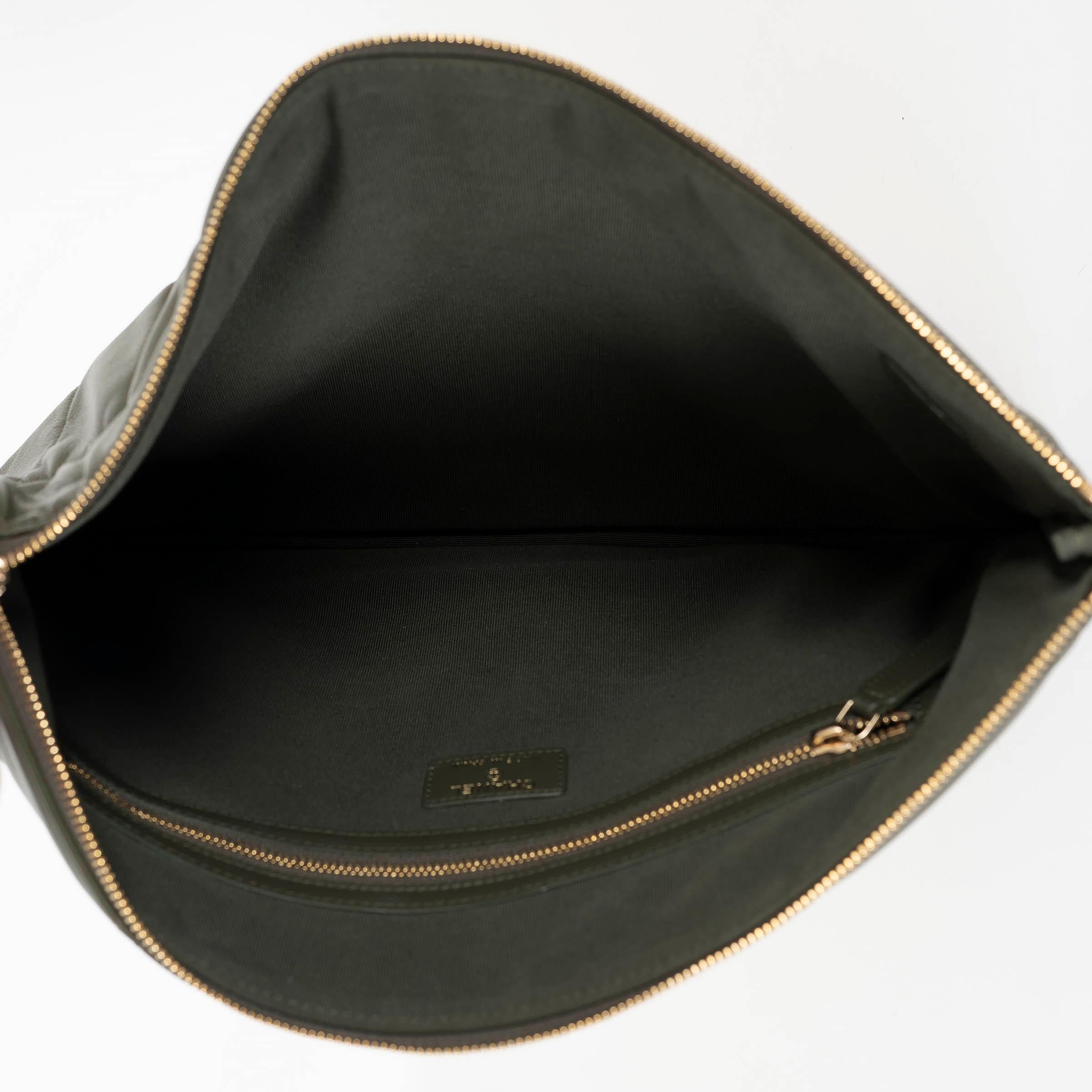 CHANEL sac 19 LARGE POUCH en cuir vert olive en vente 1