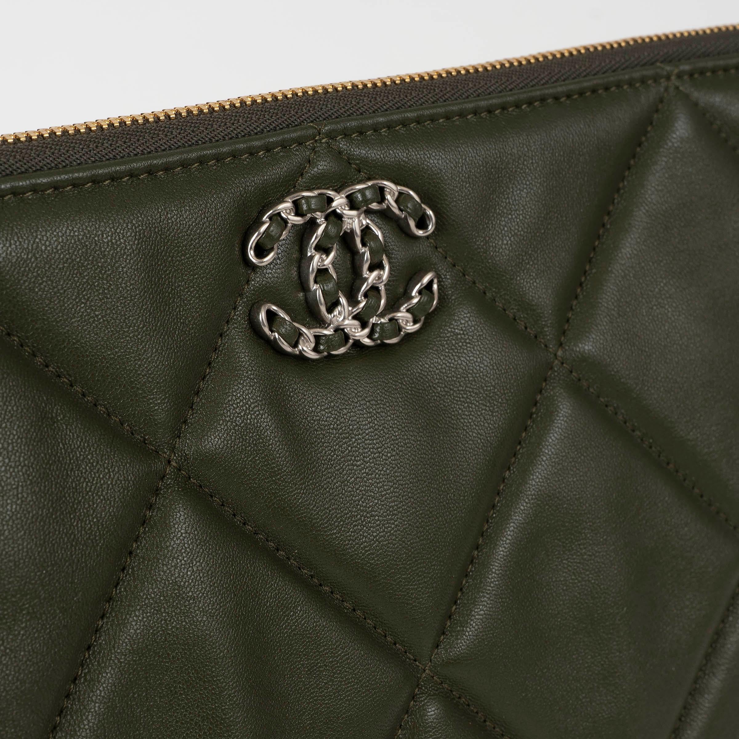 CHANEL sac 19 LARGE POUCH en cuir vert olive en vente 2
