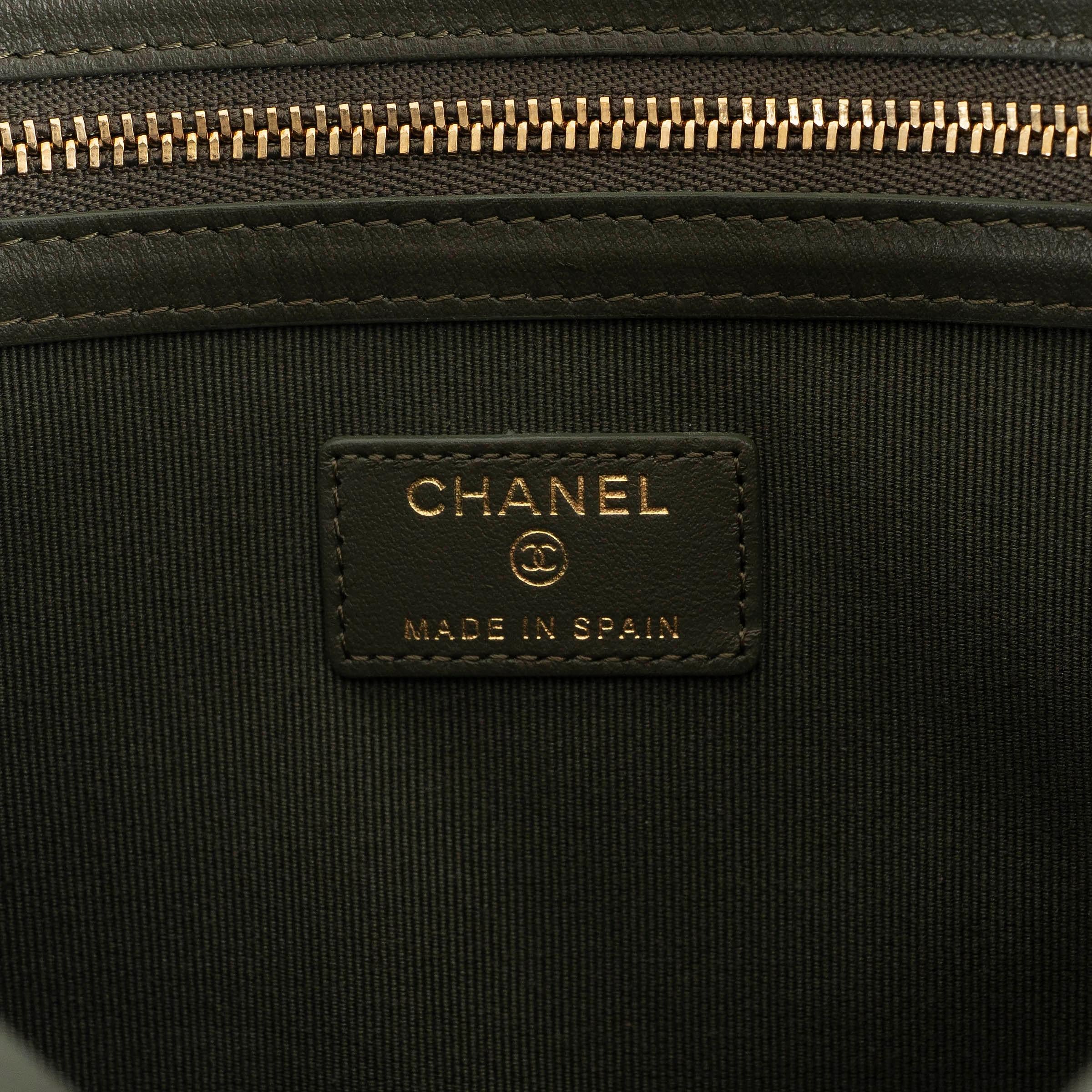 CHANEL sac 19 LARGE POUCH en cuir vert olive en vente 3