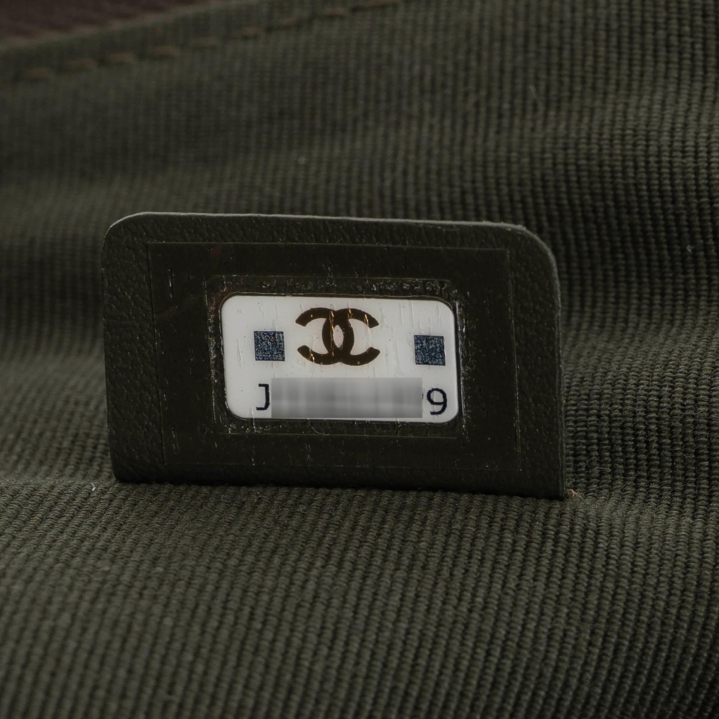 CHANEL sac 19 LARGE POUCH en cuir vert olive en vente 4