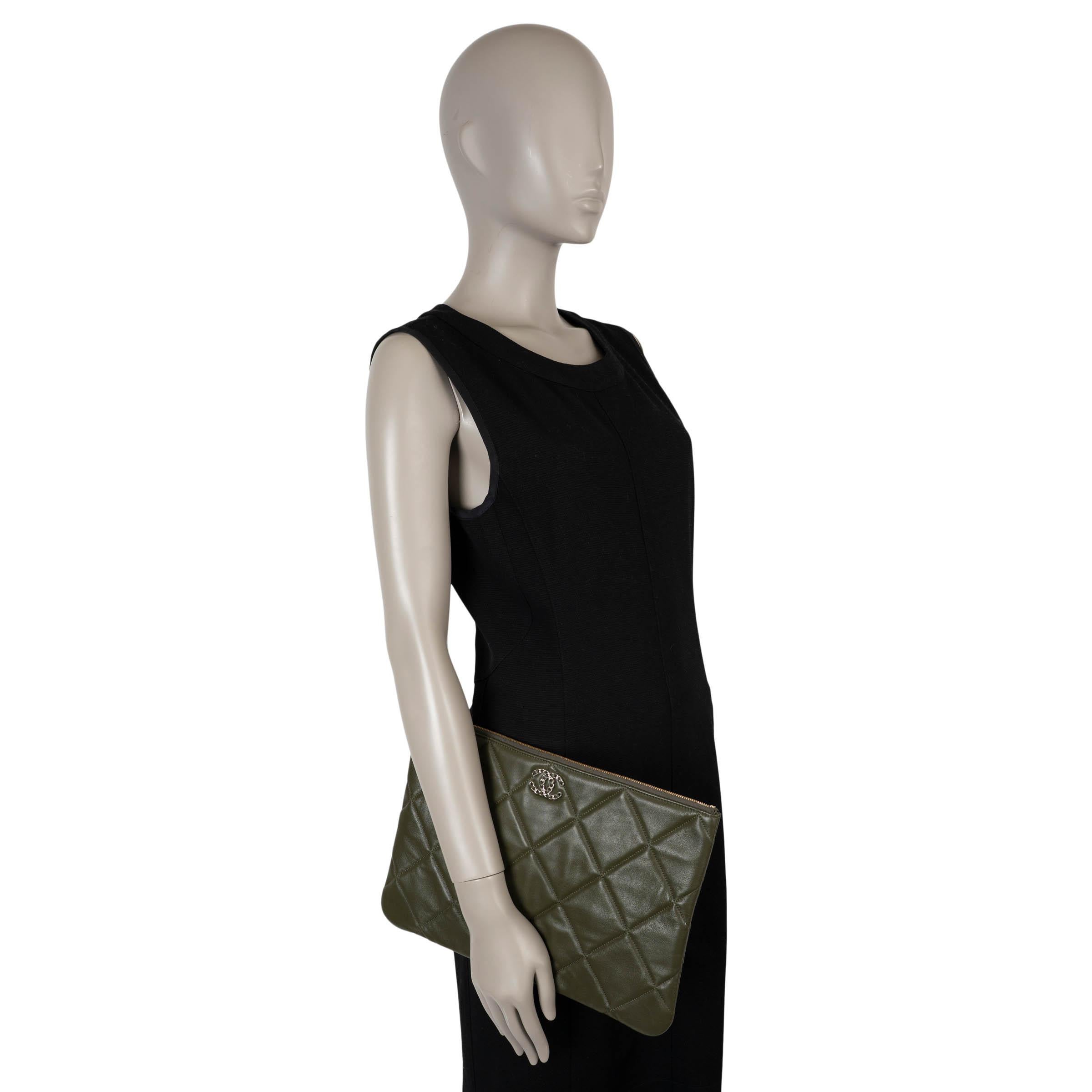 CHANEL sac 19 LARGE POUCH en cuir vert olive en vente 5