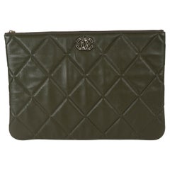 CHANEL sac 19 LARGE POUCH en cuir vert olive