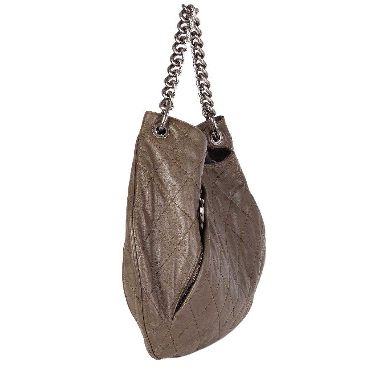 Chanel 'Coco Pleats Large' hobo in olive green quilted leather with chunky antique silver-tone chain. Zipper pocket on the front pleat. Closes with a magnetic-snap on top. Lined in light gray grosgrain fabric with two open pockets against the front