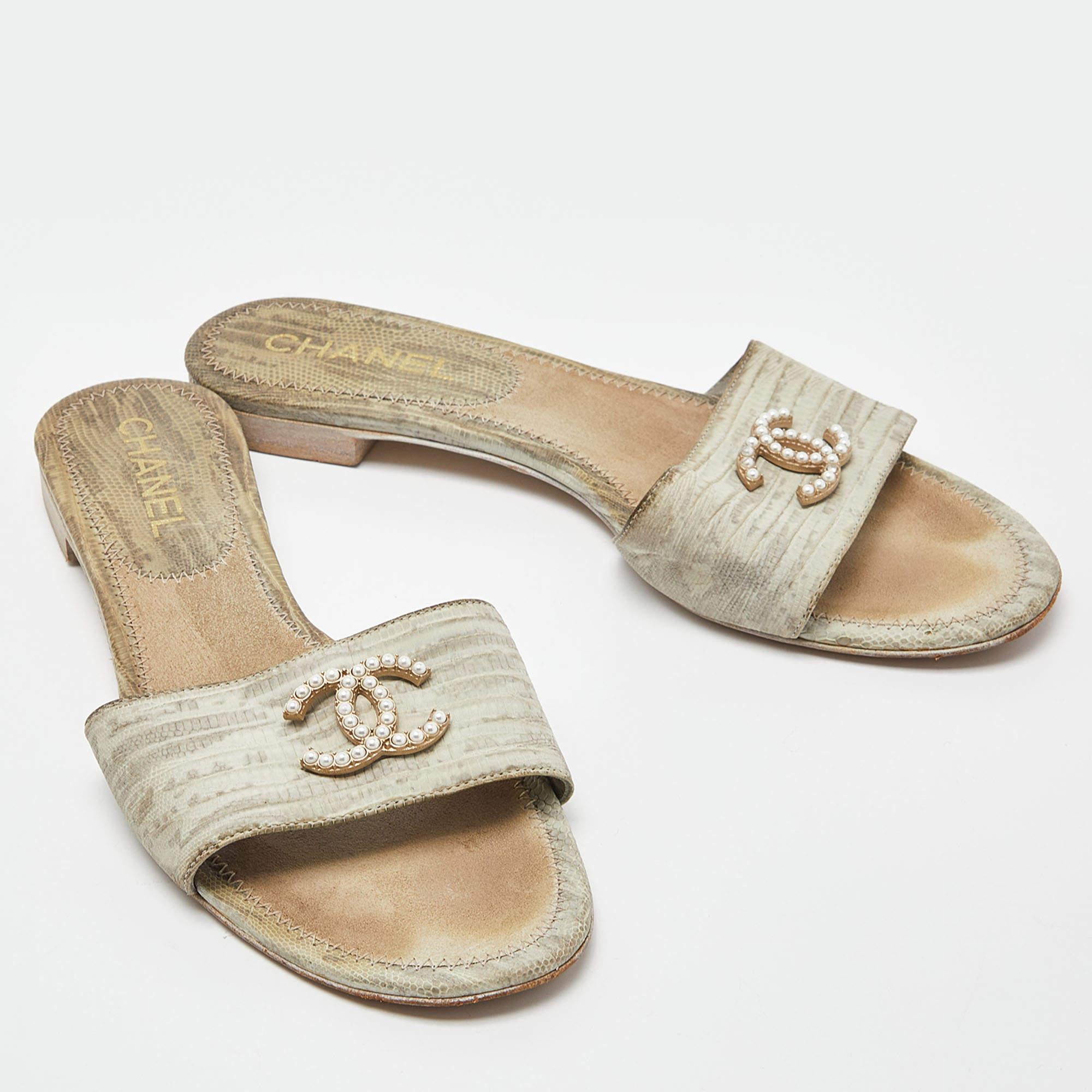 These Chanel flat slides are all about comfort and style! The design involves a CC-detailed pearl embellished upper crafted from lizard-embossed leather and durable leather sole for lasting wear. The slip-on style makes the pair convenient to use.

