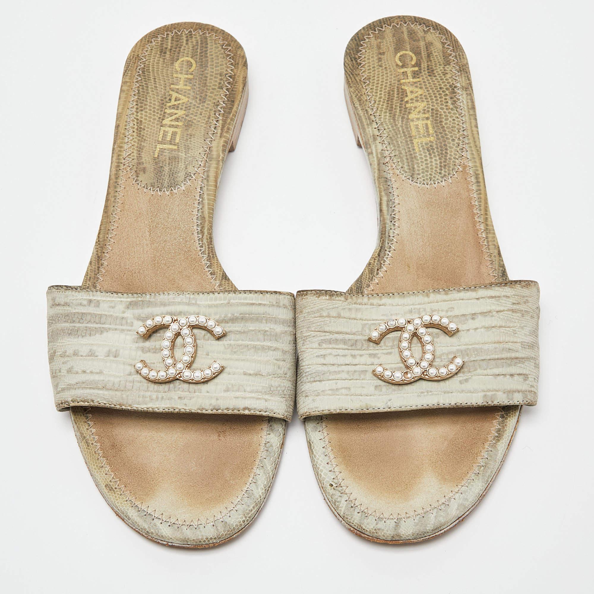 Chanel Olive Green Lizard Embossed Leather Pearl Embellished CC Flat Slides Size In Fair Condition In Dubai, Al Qouz 2
