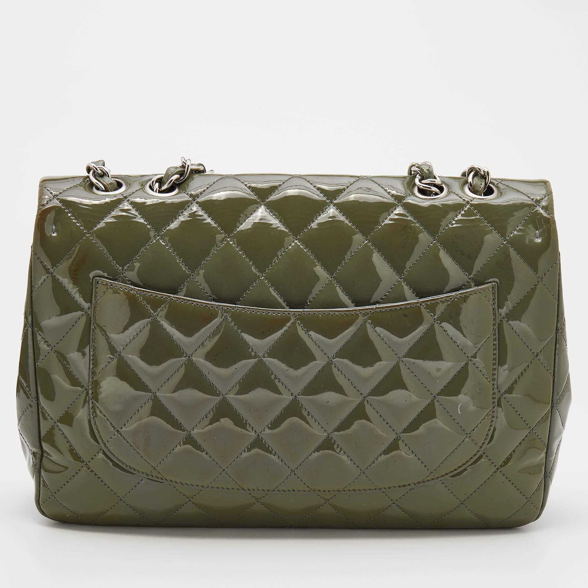 Chanel knows best how to craft high-value, upscale pieces that gain popularity in no time. Since its creation, the Jumbo Classic Single Flap bag has emerged as an ultra-luxurious, modern commodity. Designed using olive-green patent leather, this bag