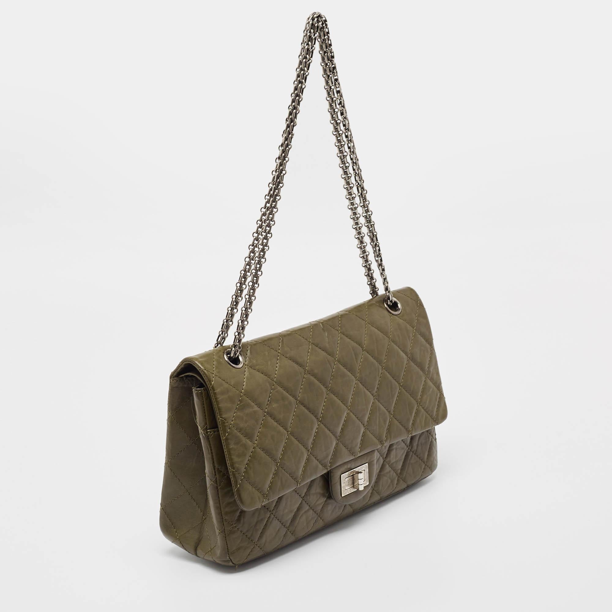 Marrone Chanel Greene & Greene trapuntato in pelle invecchiata Reissue 2.55 Classic 227 Flap Bag in vendita