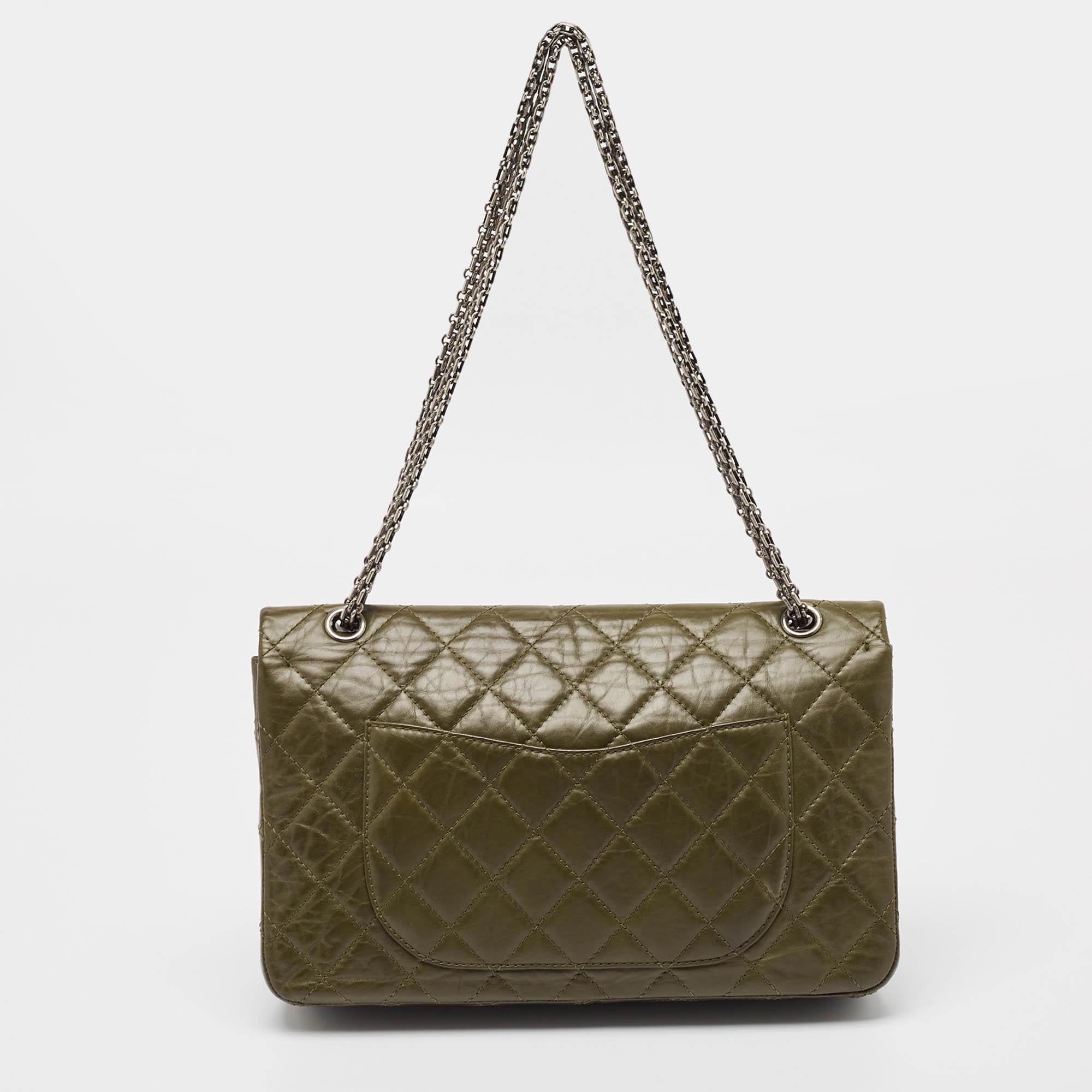 Chanel Greene & Greene trapuntato in pelle invecchiata Reissue 2.55 Classic 227 Flap Bag In condizioni discrete in vendita a Dubai, Al Qouz 2