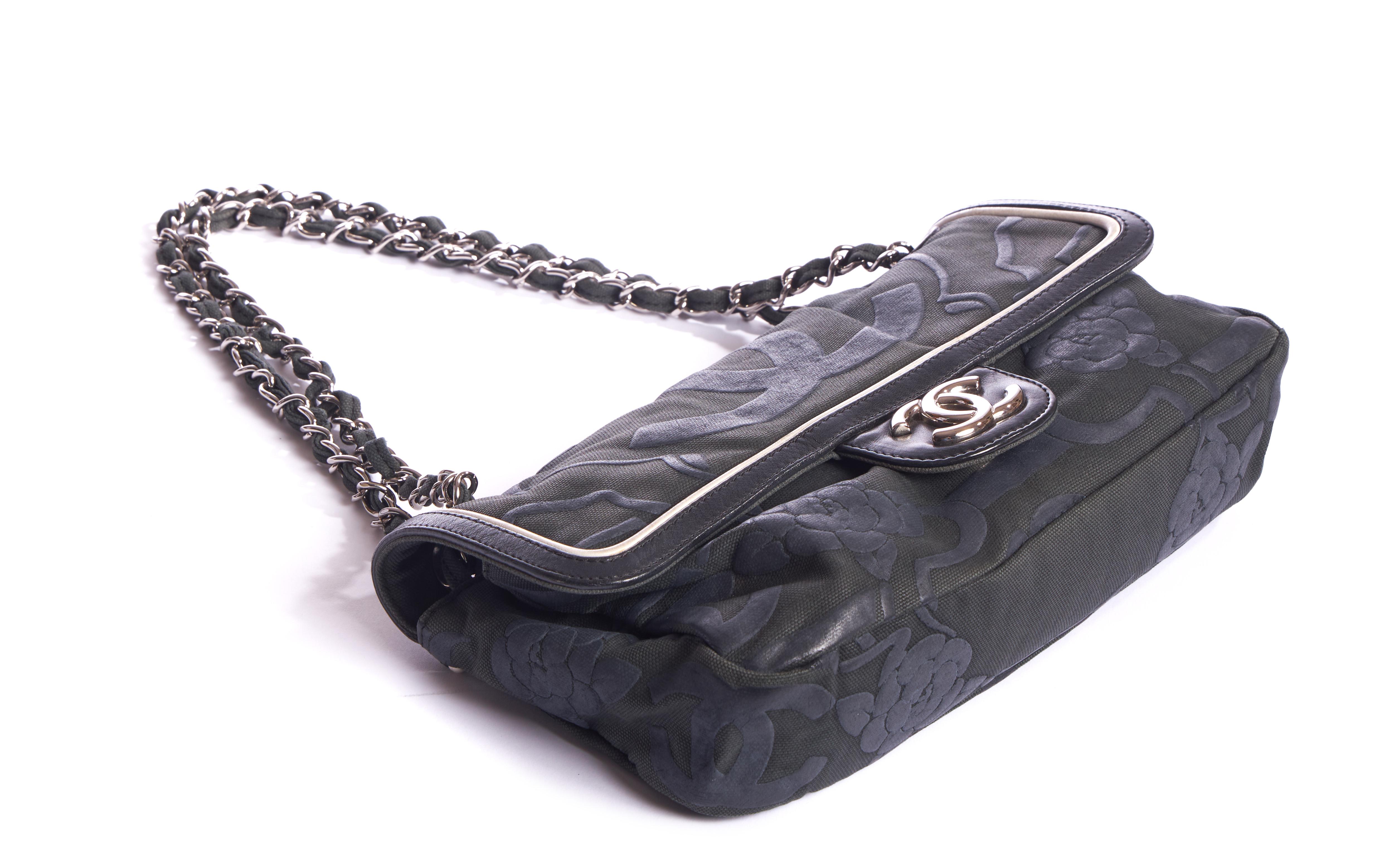 Chanel - Rabat à rabat avec logo en silicone et vert olive Bon état - En vente à West Hollywood, CA