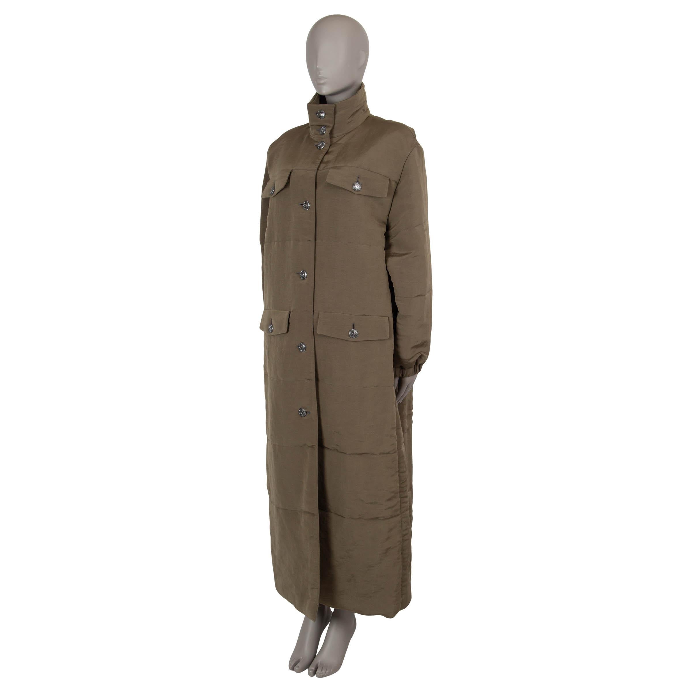 This 100% authentic Chanel parka coat in olive green quilted faille silk (100%) is an elevated take on utilitarian outerwear. Featuring a relaxed straight, maxi-length silhouette, high neck, four flap pocket design, and elastic cuffs, it combines