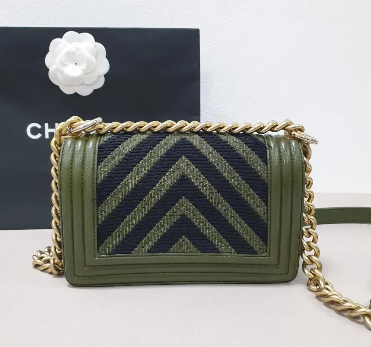 CHANEL  Olive Green Tweed Chain Chevron Boy Bag In Good Condition In Krakow, PL