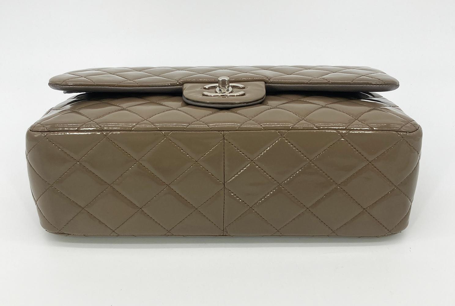 Chanel Olive Grey Patent Leather Jumbo Double Flap Classic 2.55 in excellent condition. Patent leather exterior in signature diamond quilt pattern trimmed with silver hardware. Woven leather and chain shoulder strap can be worn short (doubled) or