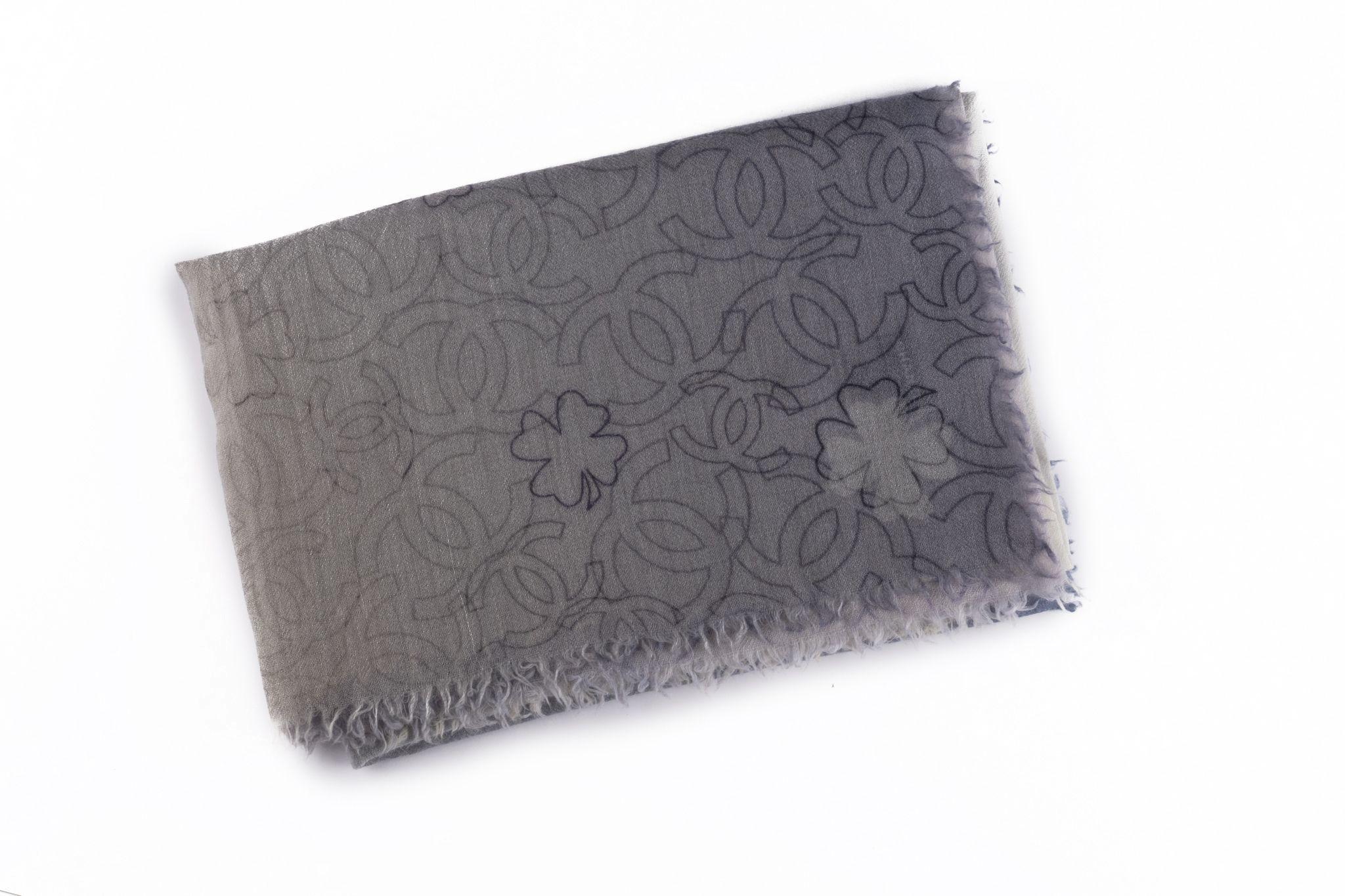 Este chal Chanel Ombre Cashmere Space presenta una hermosa mezcla de colores crema, morado y gris. Con unas medidas de 72