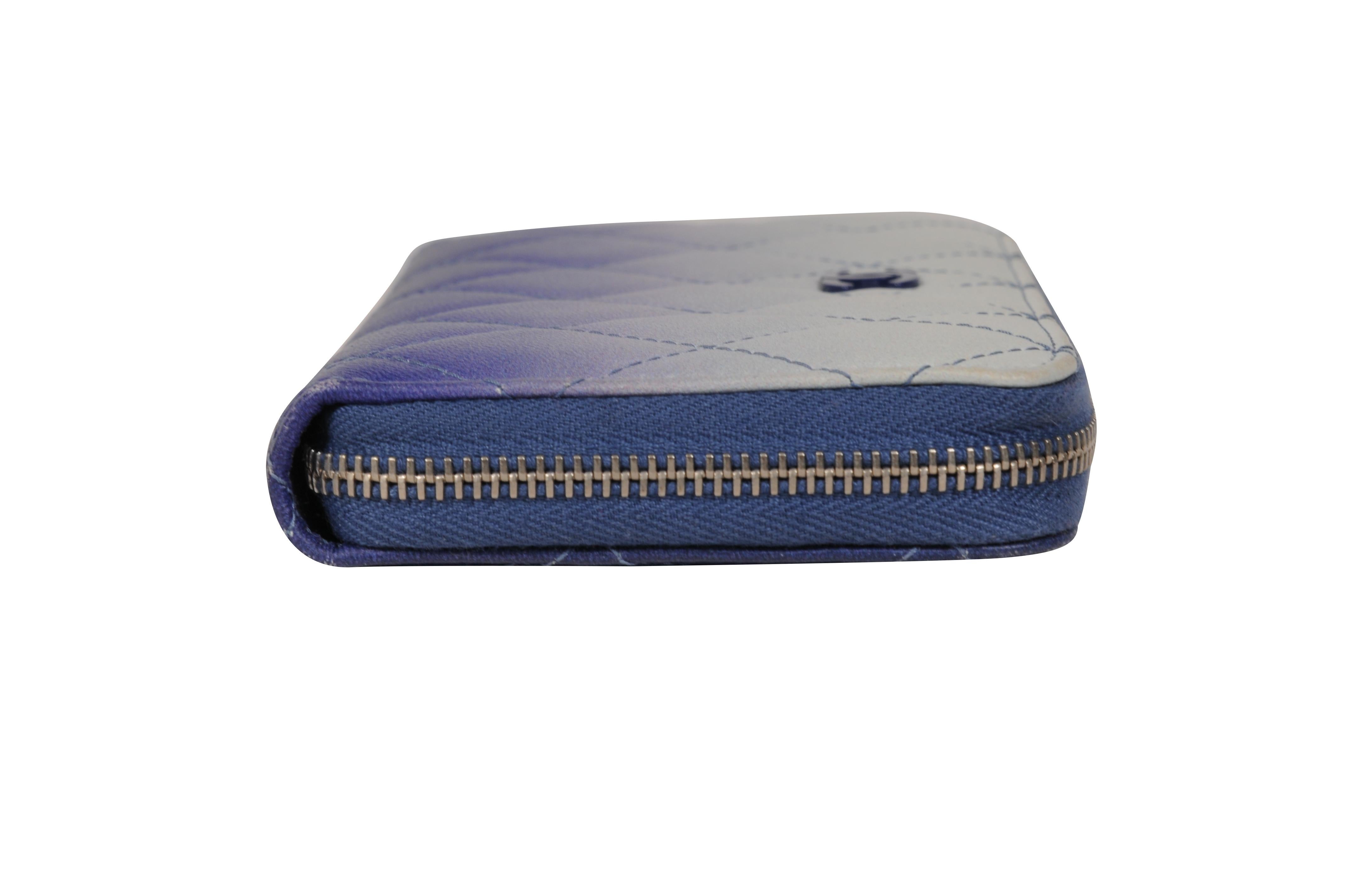 Donna Chanel Ombre CC Zip Around Wallet Pelle di agnello trapuntata Grigio Viola Blu in vendita