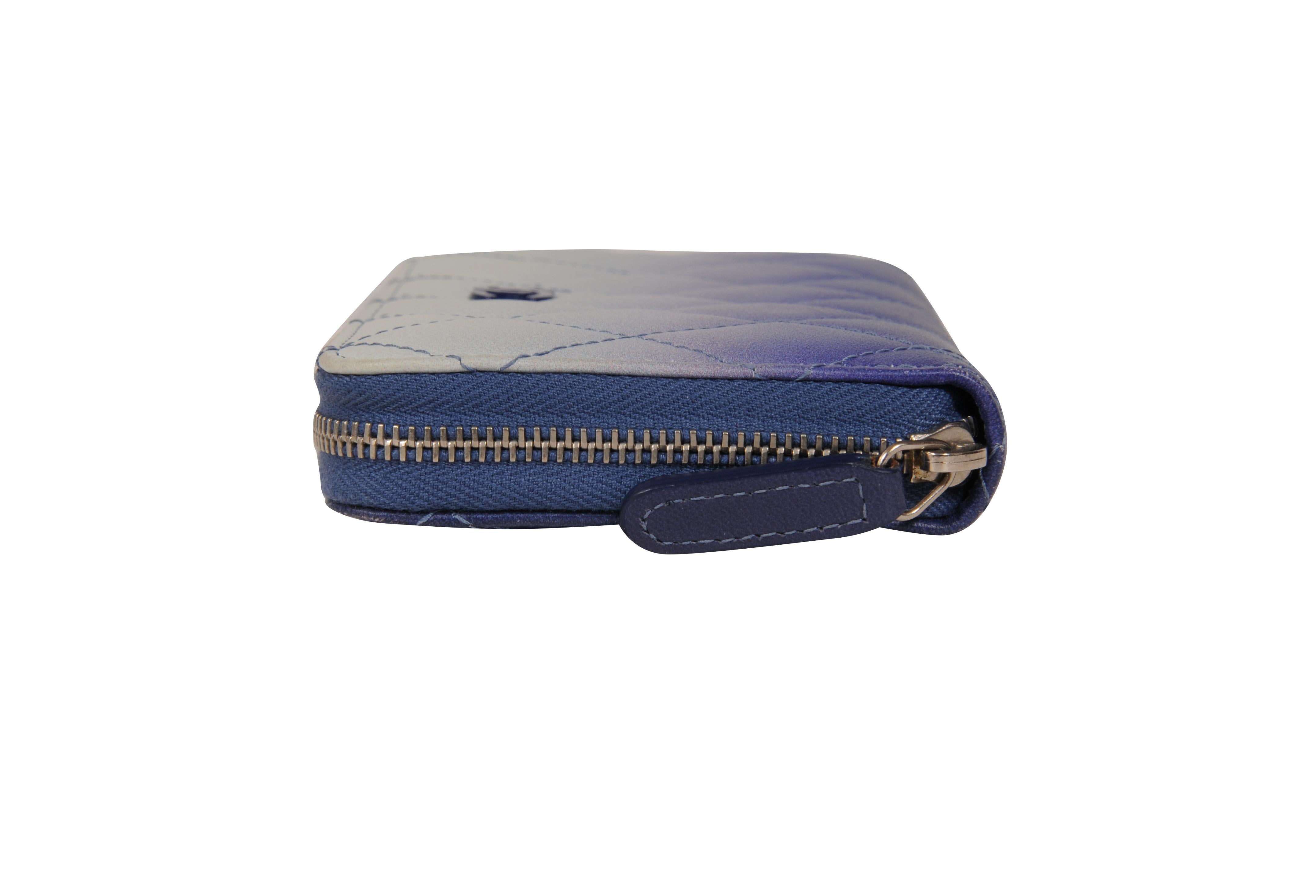Chanel Ombre CC Zip Around Wallet Pelle di agnello trapuntata Grigio Viola Blu in vendita 2