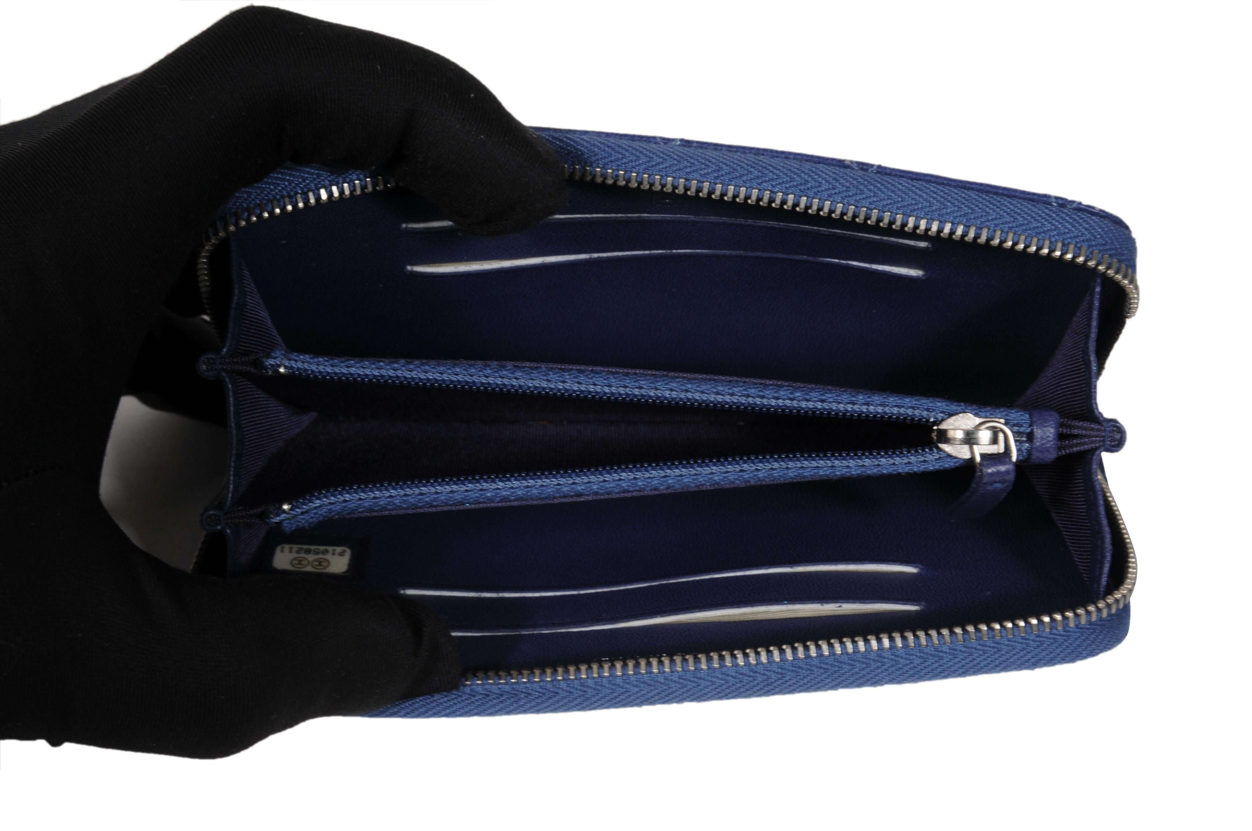 Chanel Ombre CC Zip Around Wallet Pelle di agnello trapuntata Grigio Viola Blu in vendita 4