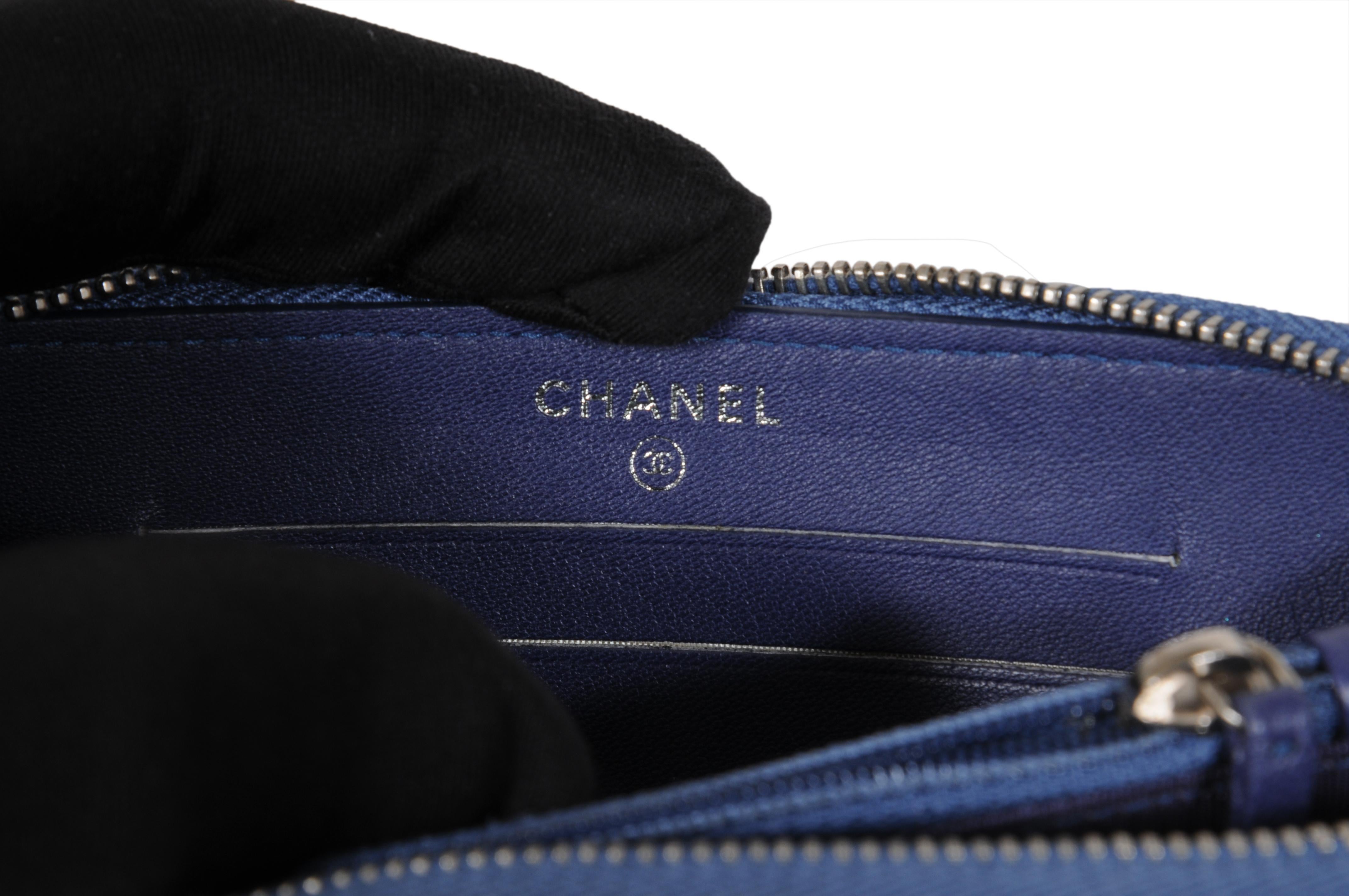 Chanel Ombre CC Zip Around Wallet Pelle di agnello trapuntata Grigio Viola Blu in vendita 5