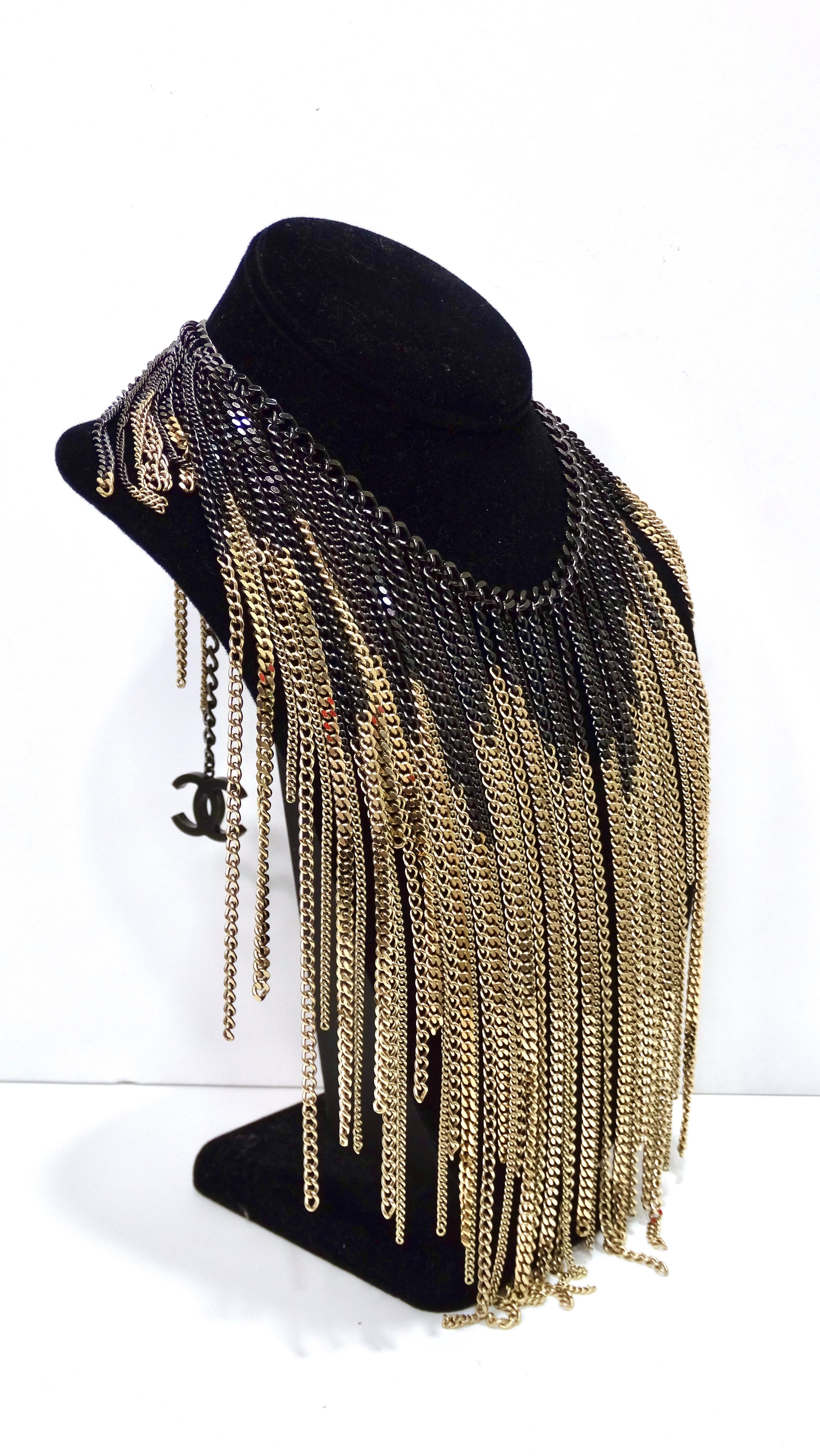 Issu de la collection Pre-Fall 2014 de Karl Lagerfeld, remplacez votre simple collier Chanel CC par cette œuvre d'art amusante et audacieuse, parfaite pour une soirée ! C'est une pièce très rare de Chanel à ajouter à votre collection aujourd'hui.