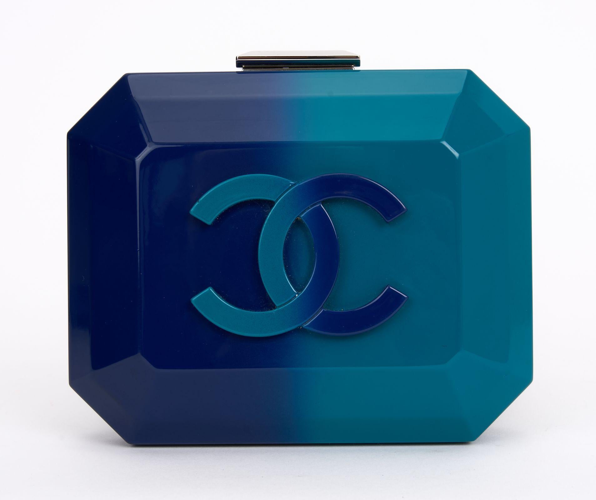 Diese 2014 Chanel Ombre Plexiglas Clutch auf Kette ist aus schönem Lucite gefertigt. Diese zeitlose Chanel-Kettenclutch in Blautönen verbindet Luxus mit Funktionalität und sorgt dafür, dass Sie bei jeder Soirée ein stilvolles Statement abgeben. Die